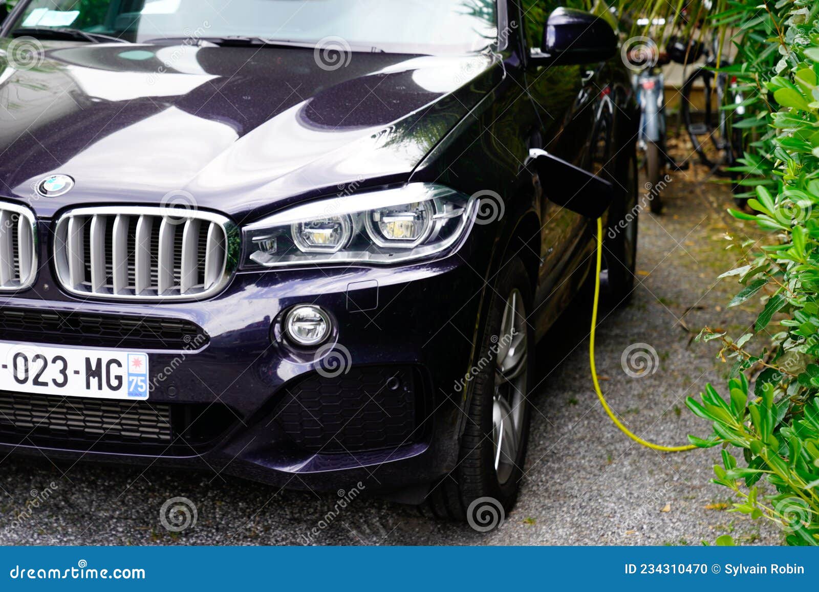 Bmw in Elektroautos Ohne Emissionen Ladesteckdose Steckdose Für Hausgarten  Redaktionelles Bild - Bild von ladung, haus: 234310470