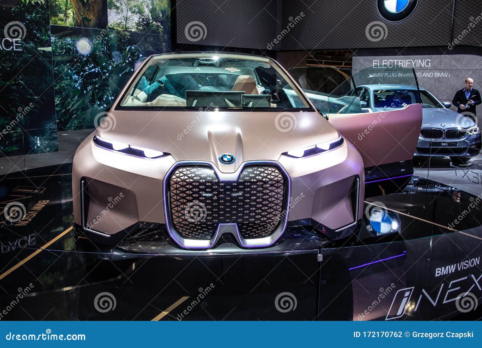 Bmw Vision Inext概念车原型车 布鲁塞尔汽车展 全电动 高度自主驾驶的环保未来宝马sav 图库摄影片 图片包括有显示 马达