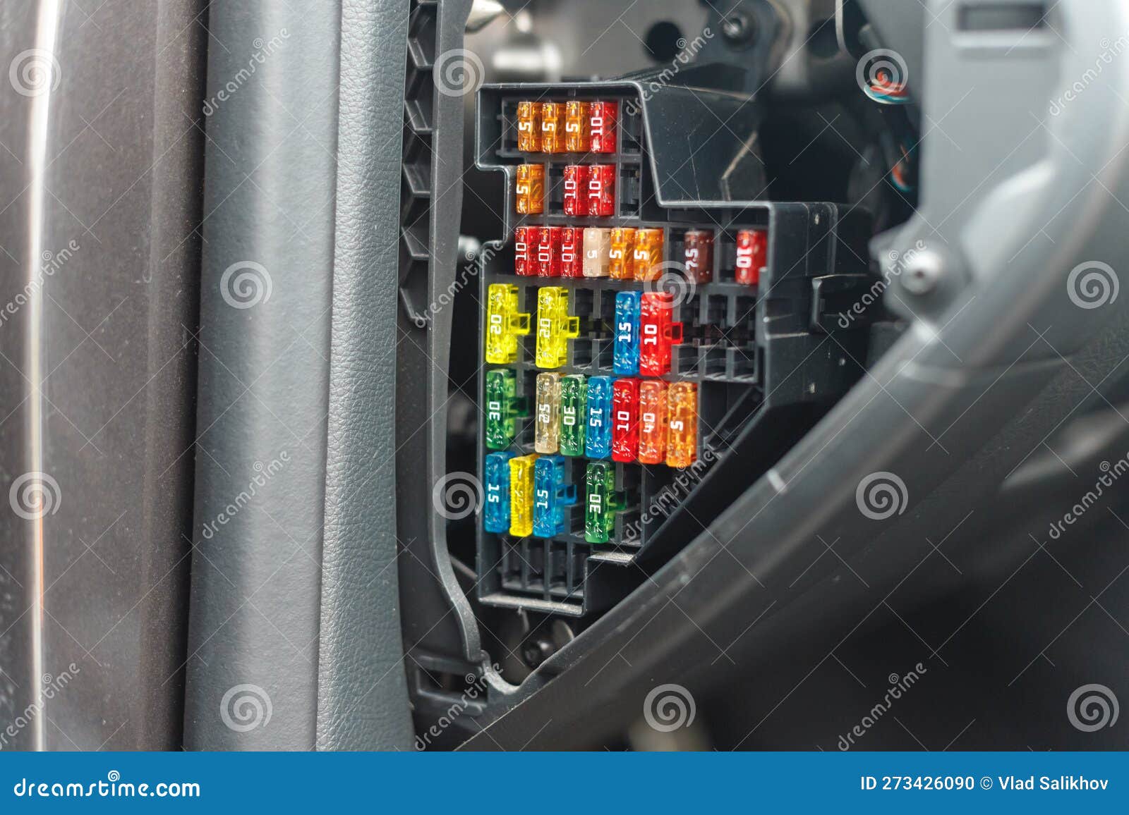 Boîte à Fusibles De Voiture Multicolore Et Multi-protection Actuelle De  Distribution D'énergie Fusionnée Boîte Dans Voiture Photo stock - Image du  fond, panneau: 273426090