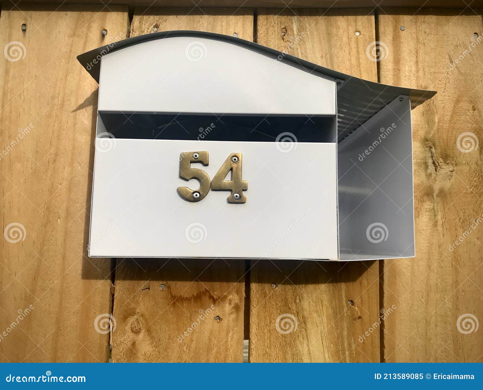 Boîte Aux Lettres Avec Numéro De Maison 54. Vue De Face. Image stock -  Image du couleurs, métal: 213589085