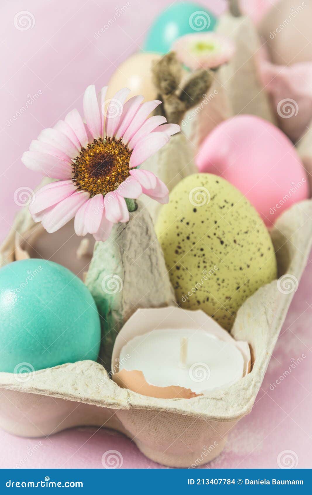 déco en arbre de Pâques avec des œufs en couleurs douces