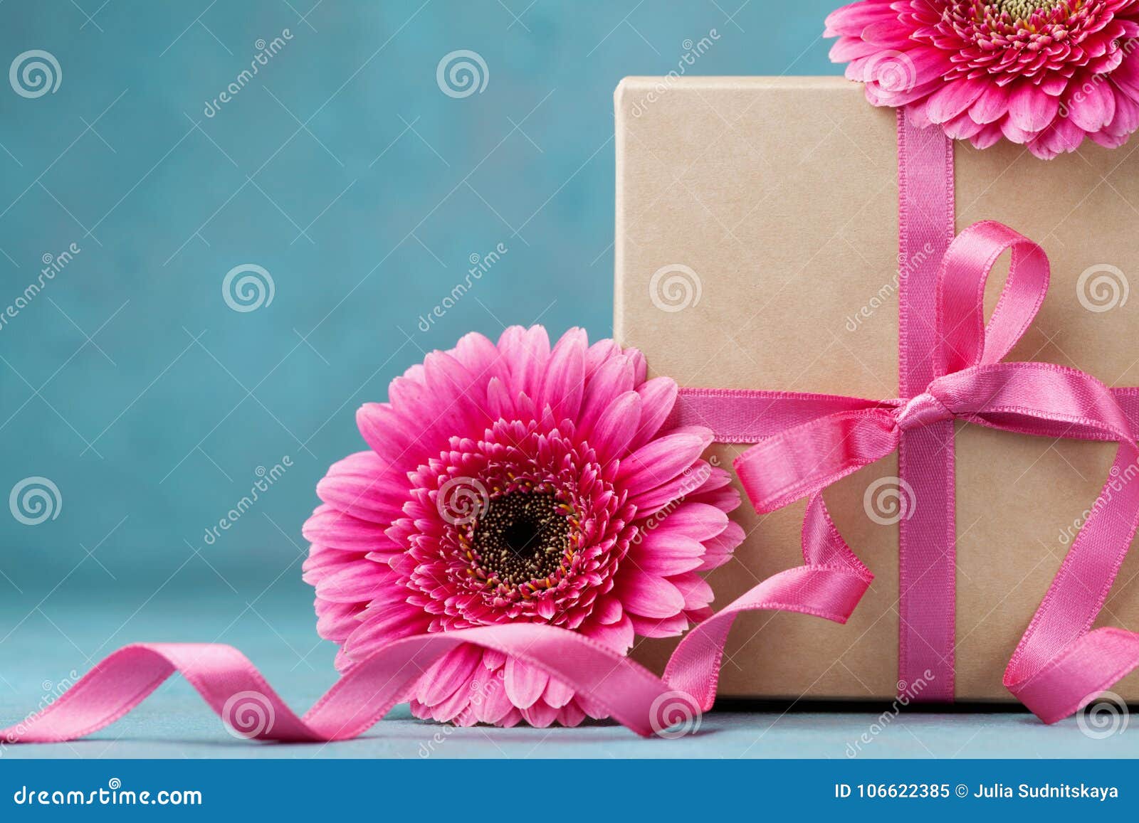 Boite Cadeau Avec Le Ruban D Arc Et Fleurs Roses Sur La Table De Turquoise Carte De Voeux Pour Le Jour D Anniversaire De Femme O Image Stock Image Du Cadeau Fleurs Boite Cadeau Avec Le Ruban D Arc Et Fleurs Roses Sur La Table De Turquoise Carte De Voeux Pour Le Jour D Anniversaire De Femme O Image Stock Image Du Cadeau Fleurs