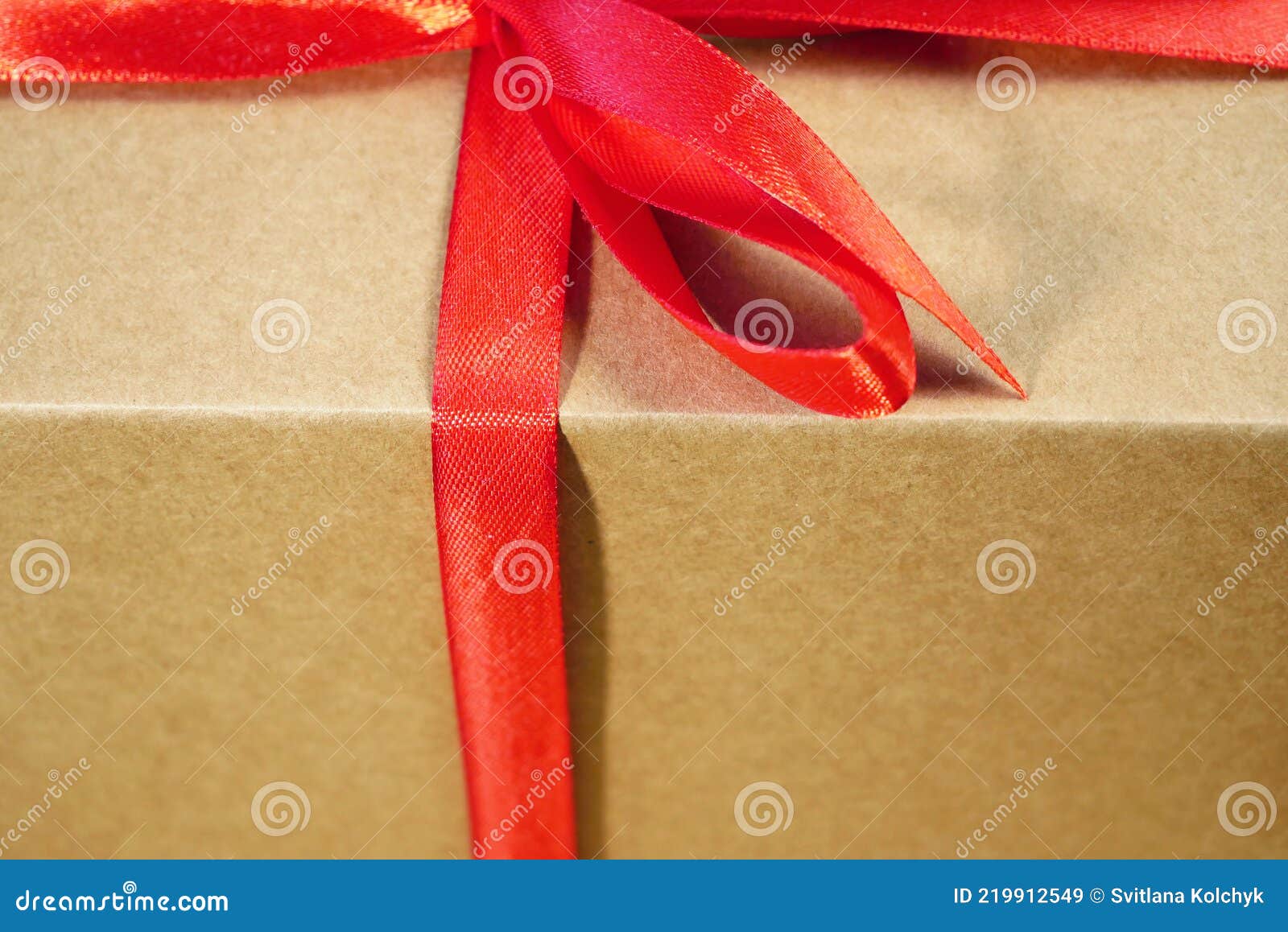 https://thumbs.dreamstime.com/z/bo%C3%AEte-de-colis-cadeau-avec-ruban-rouge-arc-marron-carton-surprise-close-219912549.jpg