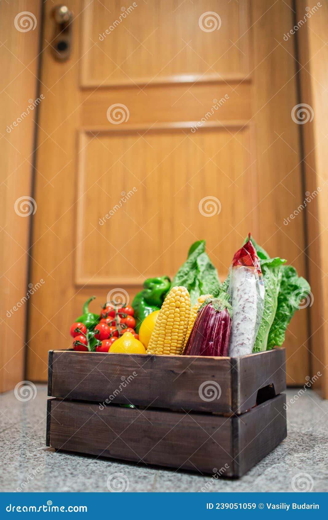 Boîte De Courses Alimentaires Stand à La Porte De La Maison Ou De  L'appartement. Livraison De Légumes Et De Fruits Pendant La Quar Image  stock - Image du trappe, messager: 239051059