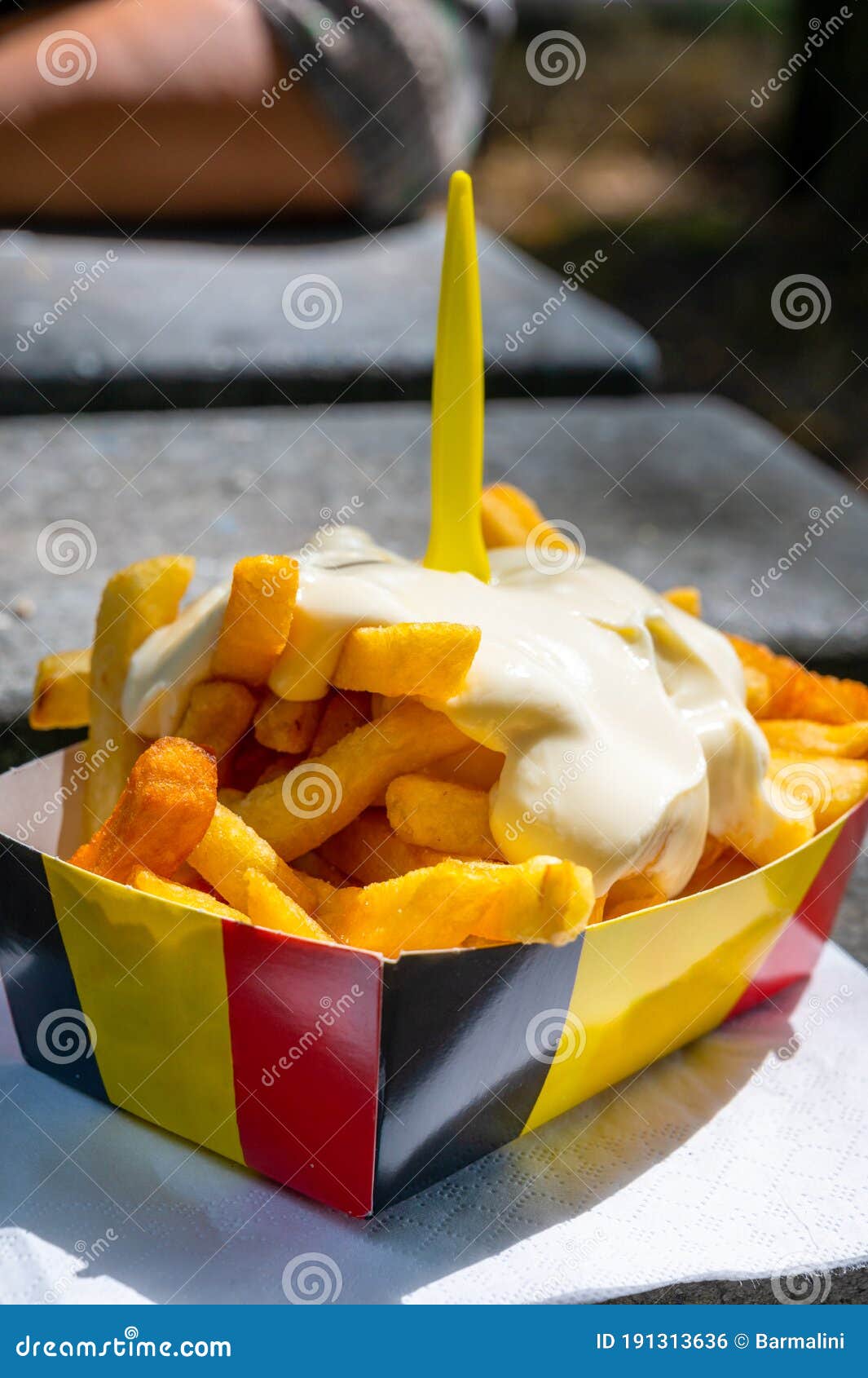 Boîte De Papier En Couleurs Du Drapeau Belge Avec Des Frites