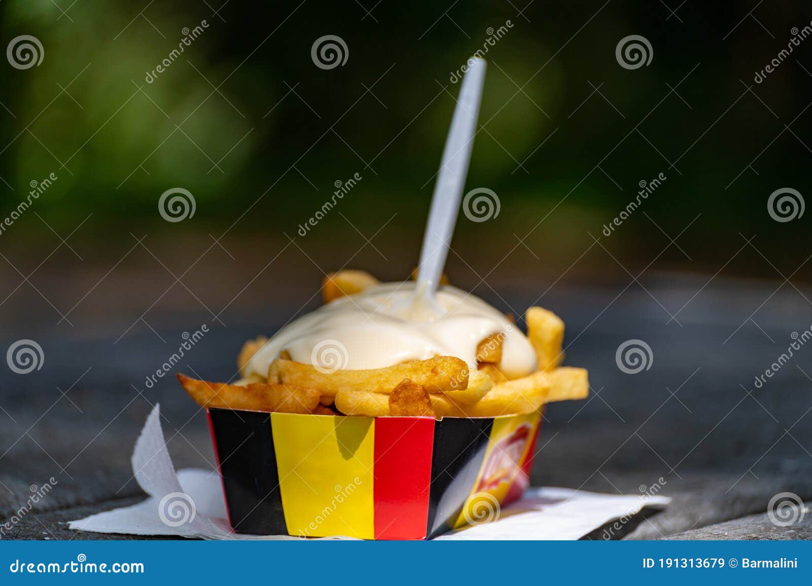 Boîte De Papier En Couleurs Du Drapeau Belge Avec Des Frites