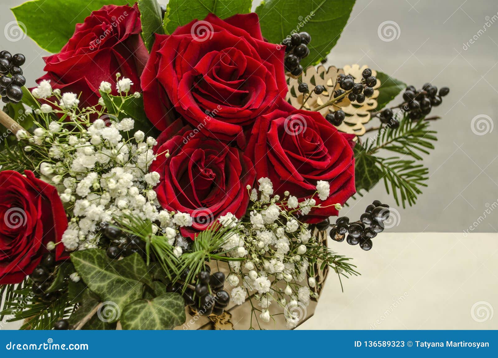 Boîte En Bois Avec Un Bouquet Des Roses Rouges Entourées Par Des Branches  Du Gypsophila Blanc, Des Baies Et Des Brindilles Conifé Image stock - Image  du lames, festif: 136589323