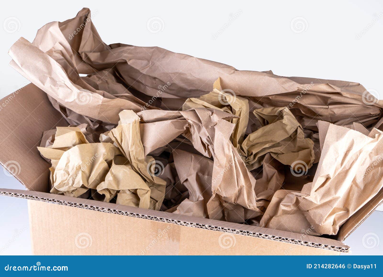 Boîte En Carton Ouverte Avec Remplissage De Papier Pour Un Transport Sûr  Pendant L'environnement De Réutilisation Du Service De Co Photo stock -  Image du bureau, fond: 214282646