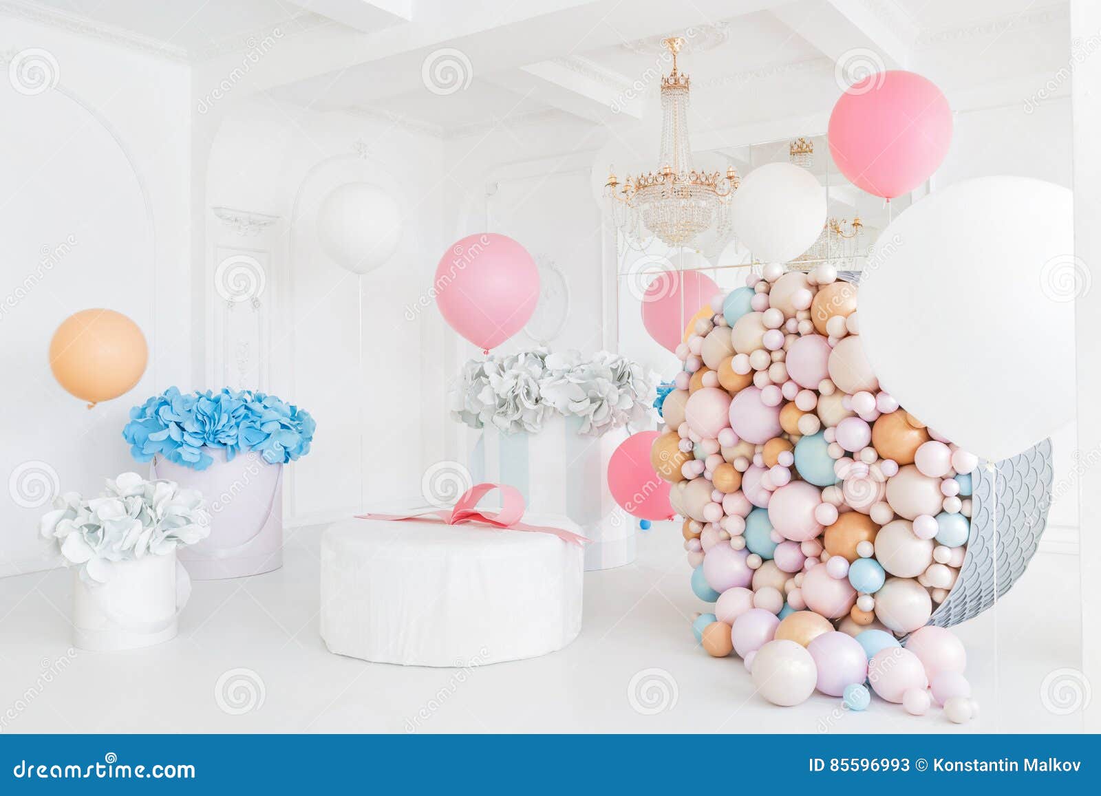 Chambre Décorée De Ballons Roses Pour Un Anniversaire, De Ballons