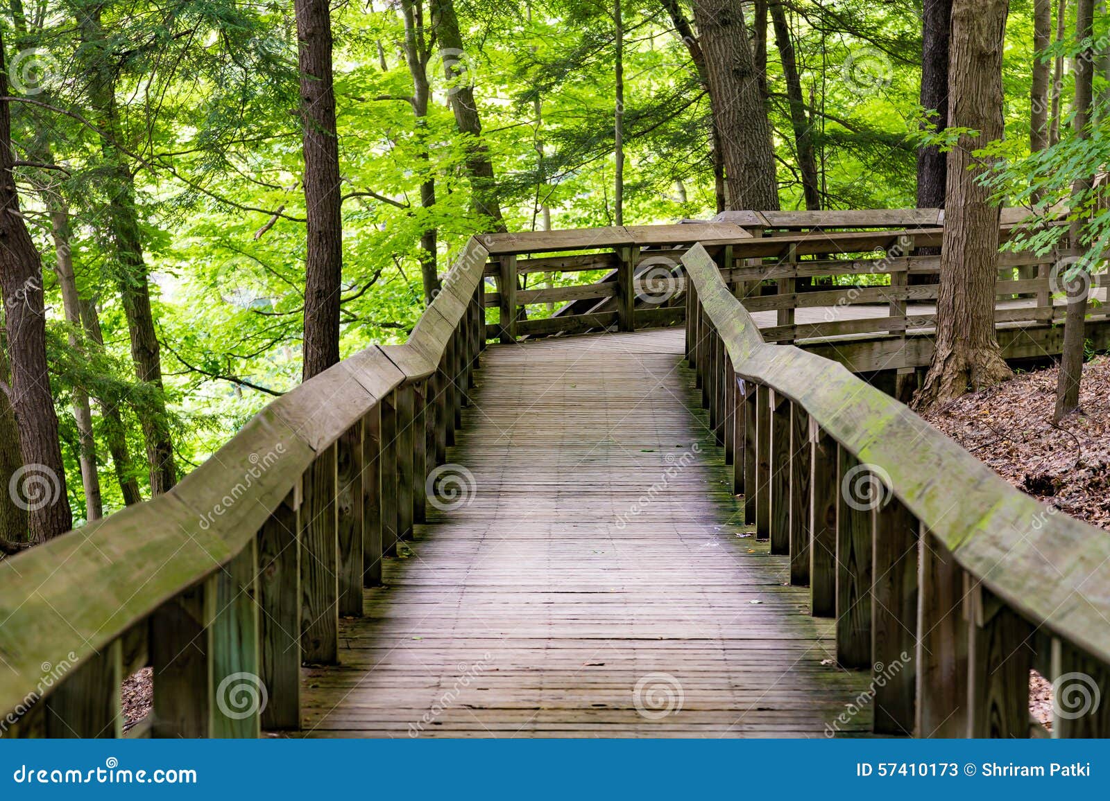 Boardwalk. El paseo marítimo hermoso en Brandywine cae en el parque nacional de Cuyahoga cerca de Cleveland Ohio