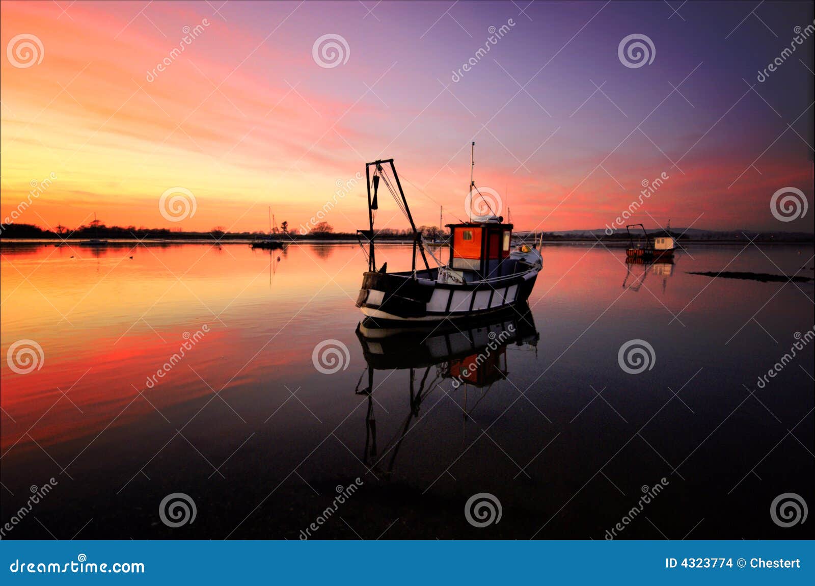 boat on dell quay harbour waters