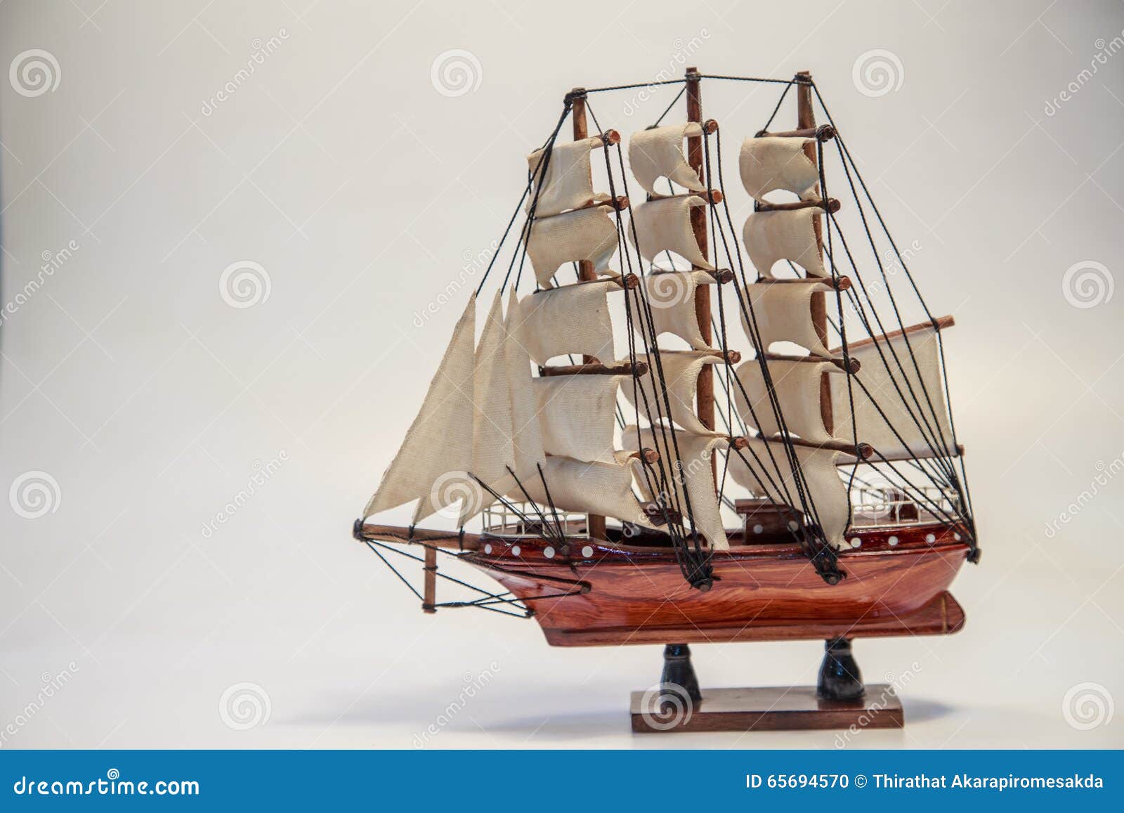https://thumbs.dreamstime.com/z/boat-model-small-wooden-ship-65694570.jpg