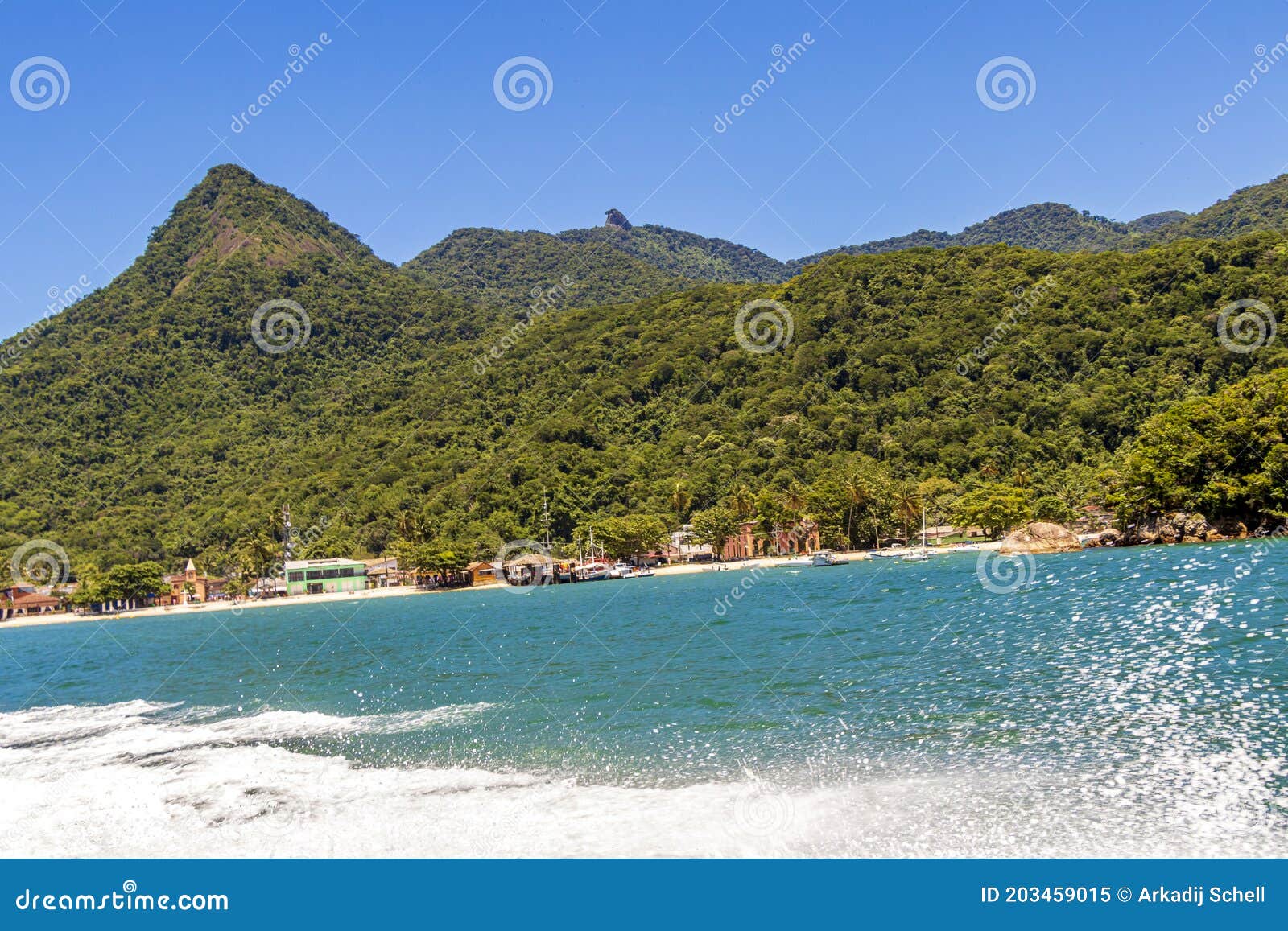 boat trip abraÃÂ£o beach pico do papagaio. ilha grande, brazil
