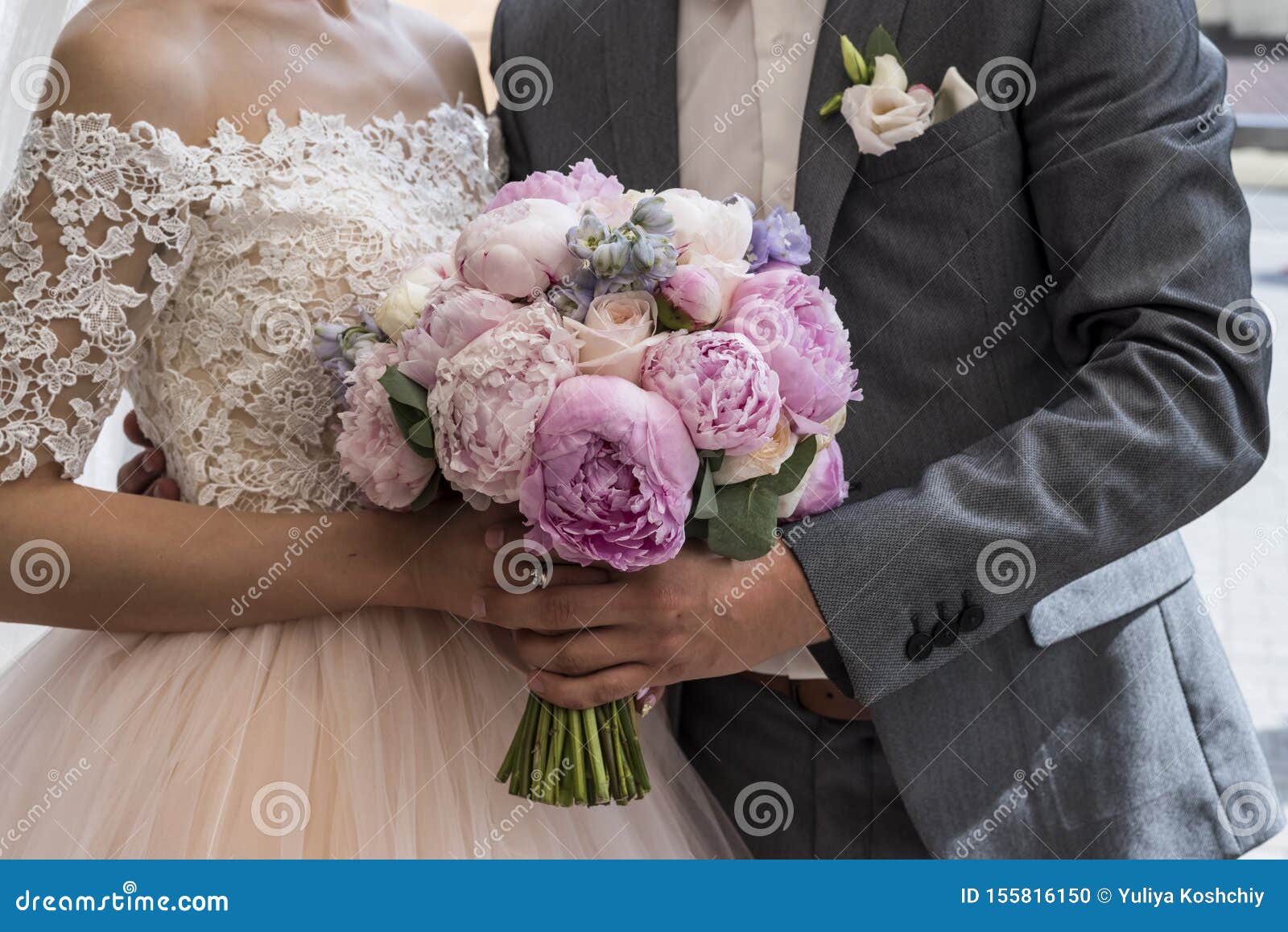 Boca De Casamentos De Peões Cor-de-rosa E Lilás Nas Mãos Da Noiva E Do  Noivo Foto de Stock - Imagem de arranjar, noiva: 155816150