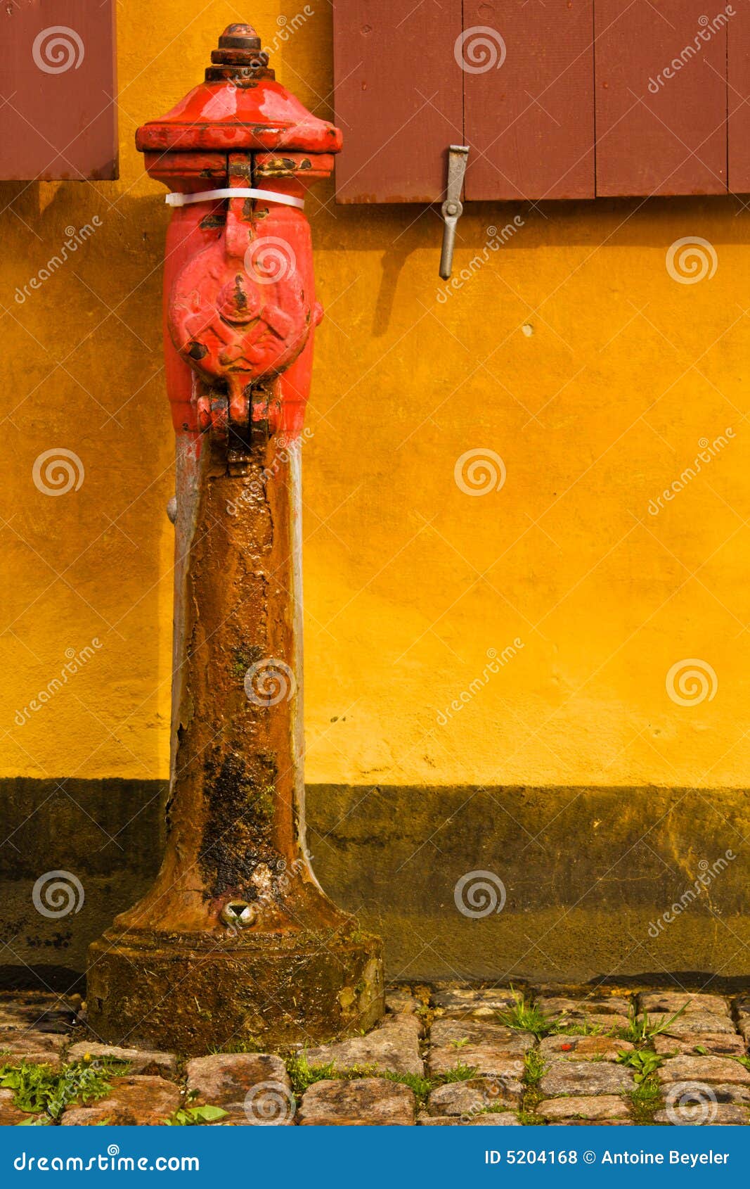 Old Fashioned Fire Hydrant Fotos de stock - Fotos libres de regalías de  Dreamstime, image size:1067x1690