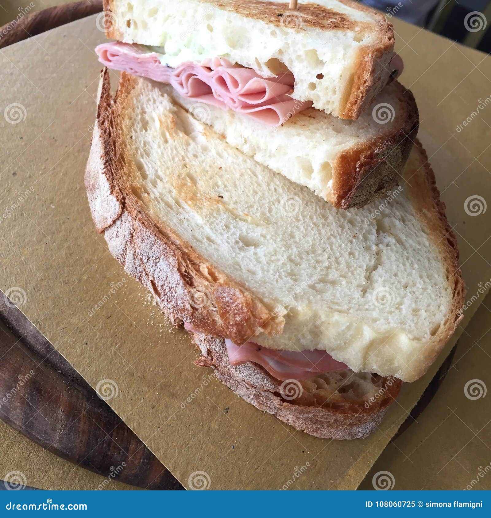 Bocadillo con mortadela imagen de archivo. Imagen de servido 108060725