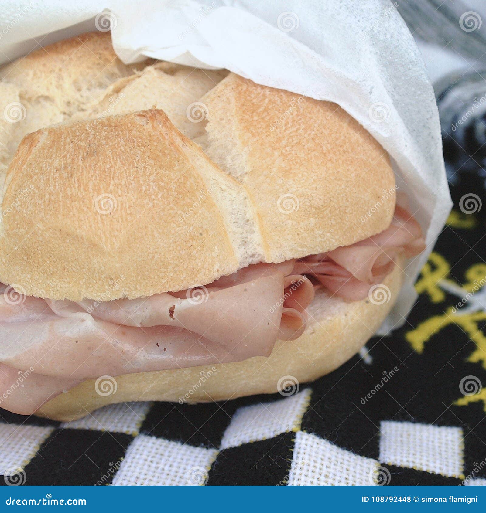 Bocadillo con mortadela foto de archivo. Imagen de italia 108792448