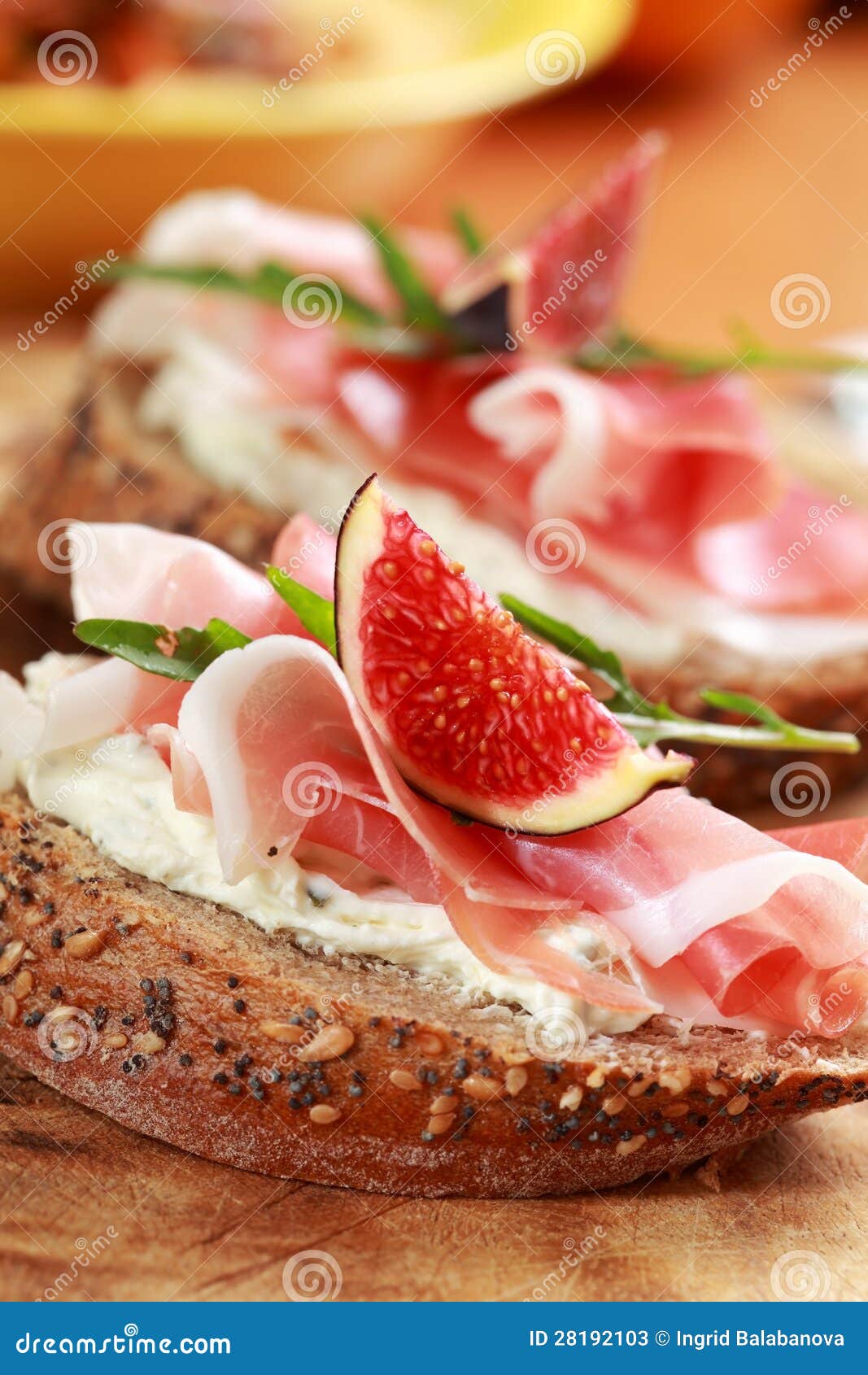 Bocadillo Con Queso Del Prosciutto Y De Cabra Imagen de archivo