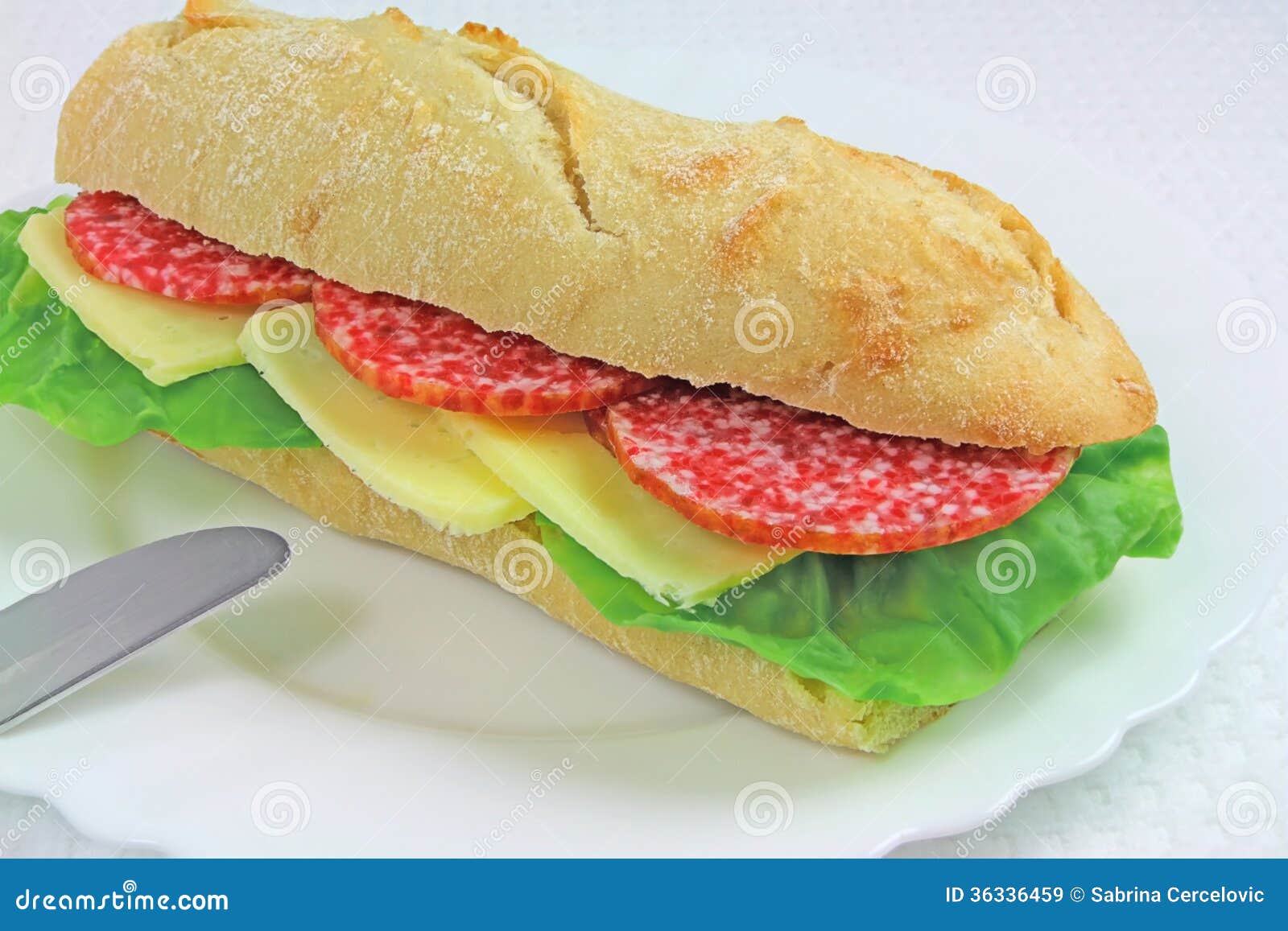 Bocadillo del salami imagen de archivo. Imagen de bollos 36336459