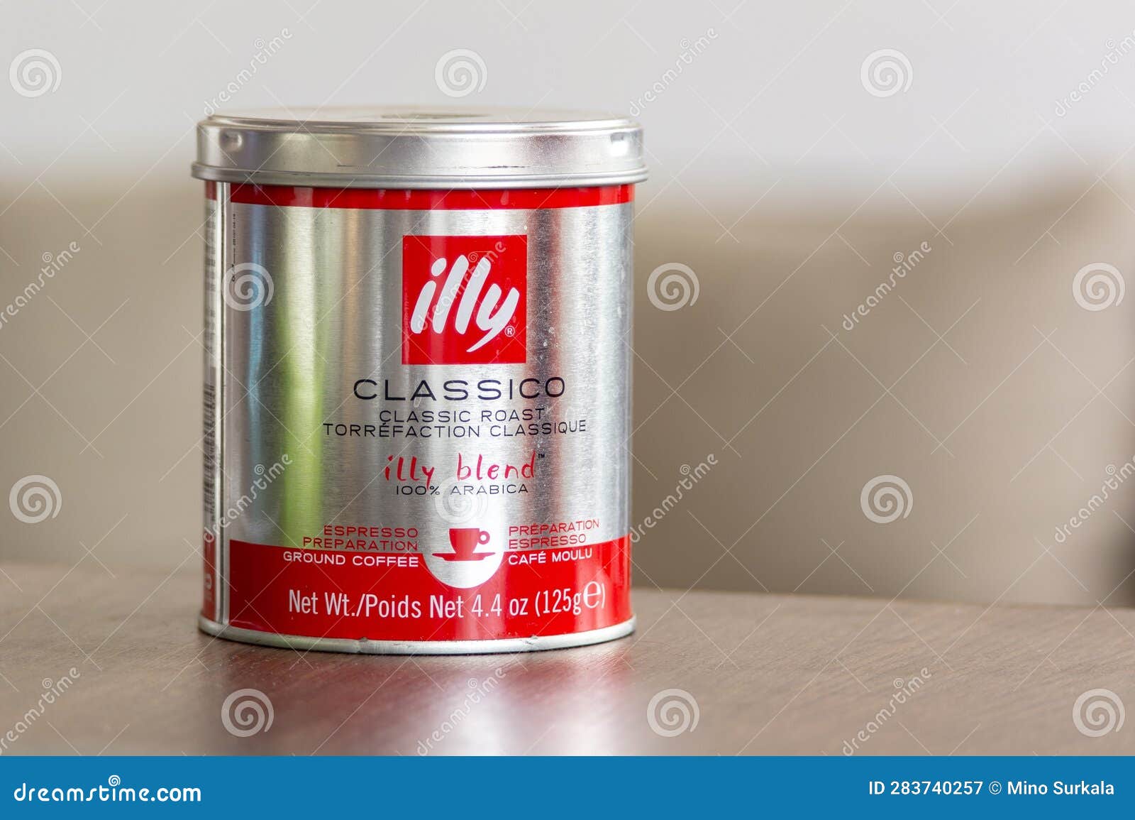 https://thumbs.dreamstime.com/z/bocal-en-aluminium-avec-caf%C3%A9-moulu-illy-classico-m%C3%A9langer-arabica-r%C3%B4ti-ostrava-r%C3%A9publique-tch%C3%A8que-juin-283740257.jpg