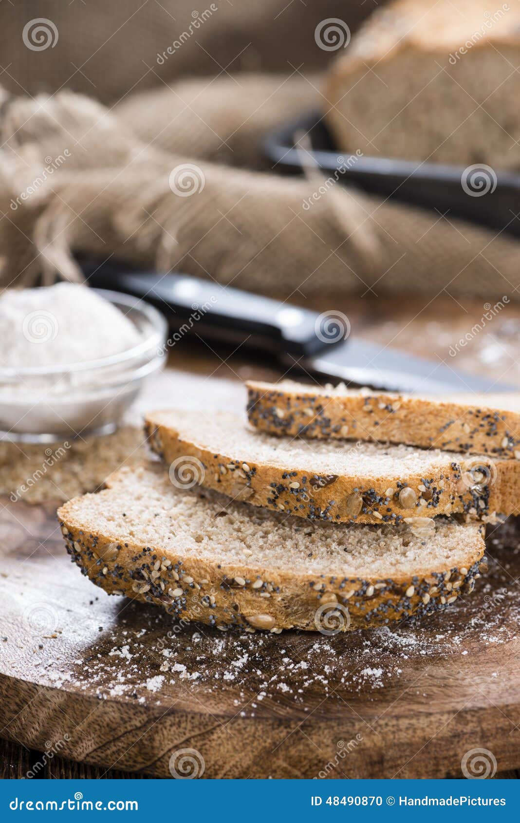 Bochenek chleba. Świeży piec bochenek chleb na nieociosanym drewnianym tle