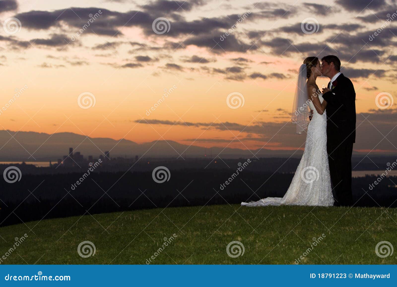 11,182 Nube De Bodas Fotos de stock - Fotos libres de regalías de Dreamstime, image size:1600x1157