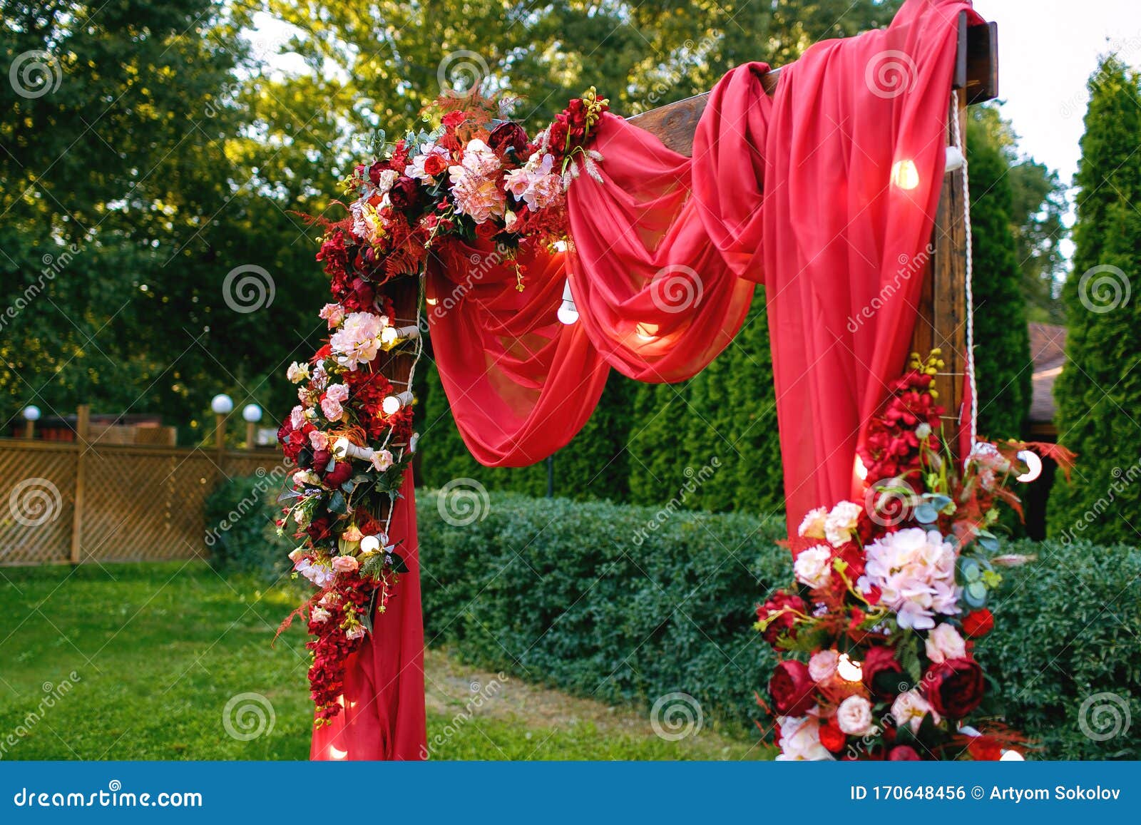 Boda Ceremonia Arco De Bodas Arco De Bodas Rojas De Flores Y Vegetación Sobre El Verde Césped Del Parque Foto de archivo - Imagen de arqueamiento, vacaciones: 170648456 Boda Ceremonia Arco De Bodas Arco De Bodas Rojas De Flores Y Vegetación Sobre El Verde Césped Del Parque Foto de archivo - Imagen de arqueamiento, vacaciones: 170648456