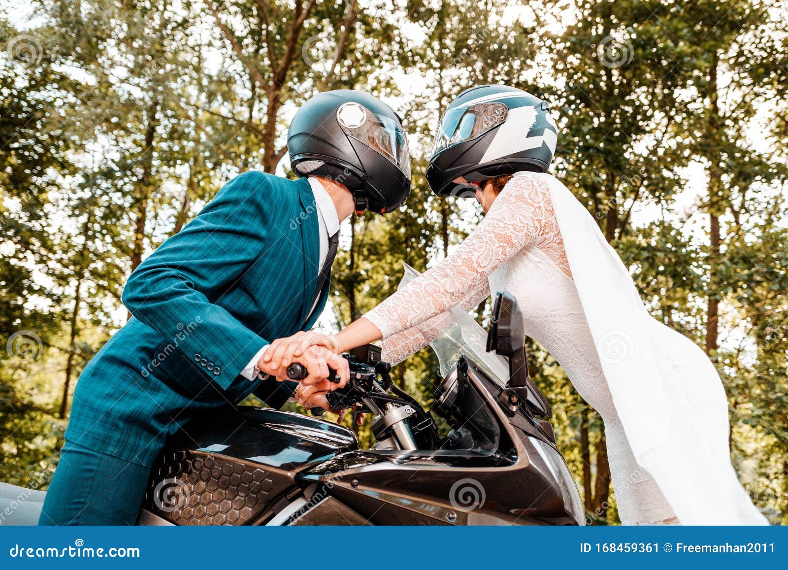 Boda, Recién Casados Un Hombre Y Una Mujer Vestidos De Matrimonio Y Cascos  De Moto Se Atraen Entre Sí Un Hombre Está Sentado Sobr Imagen de archivo -  Imagen de adulto, case