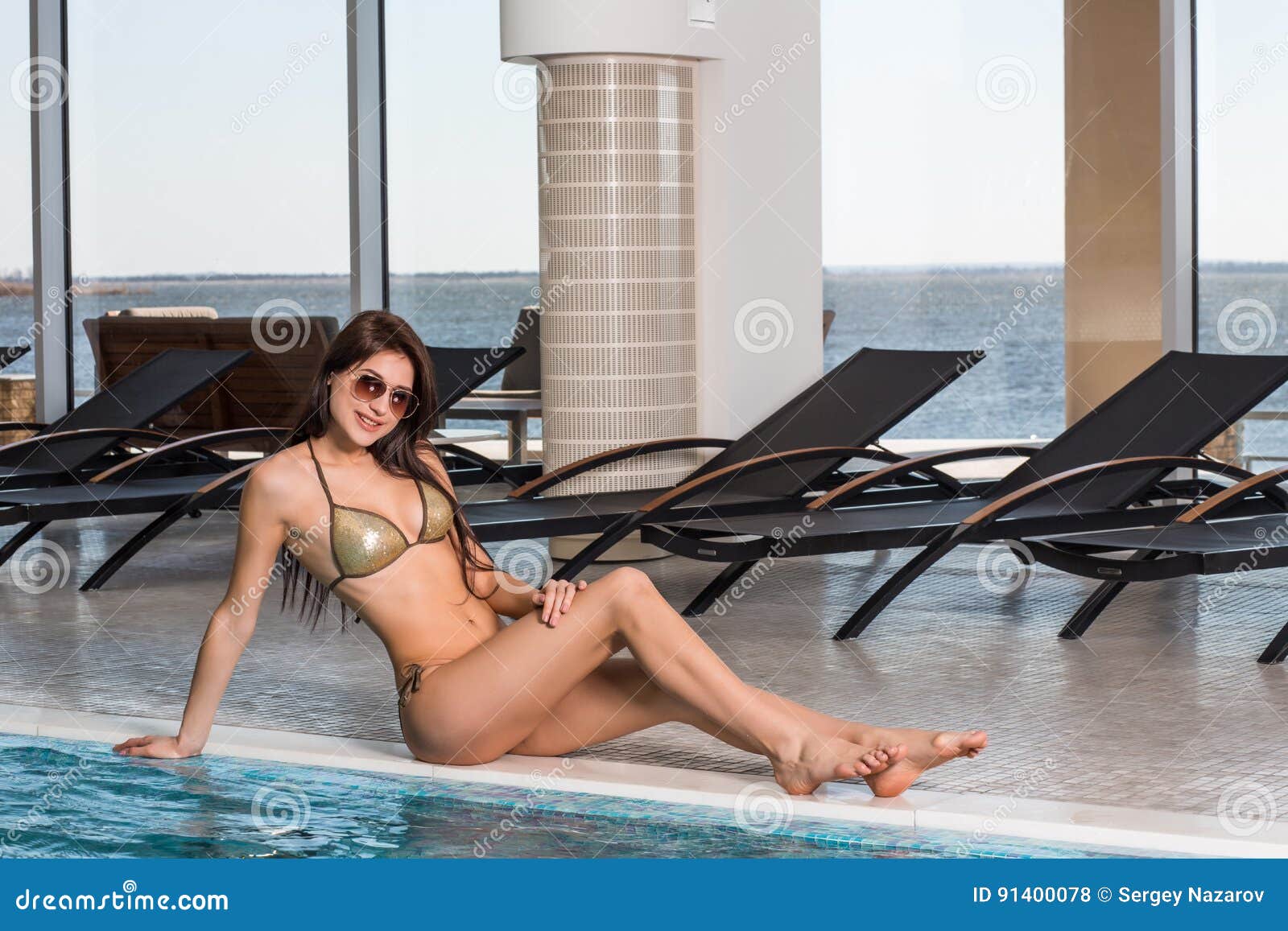 Uitbreiding Tomaat Citaat Body Care. Woman with Perfect Body in Bikini Lying Near the Deckchair by  Swimming Pool Stock Photo - Image of indoor, dark: 91400078