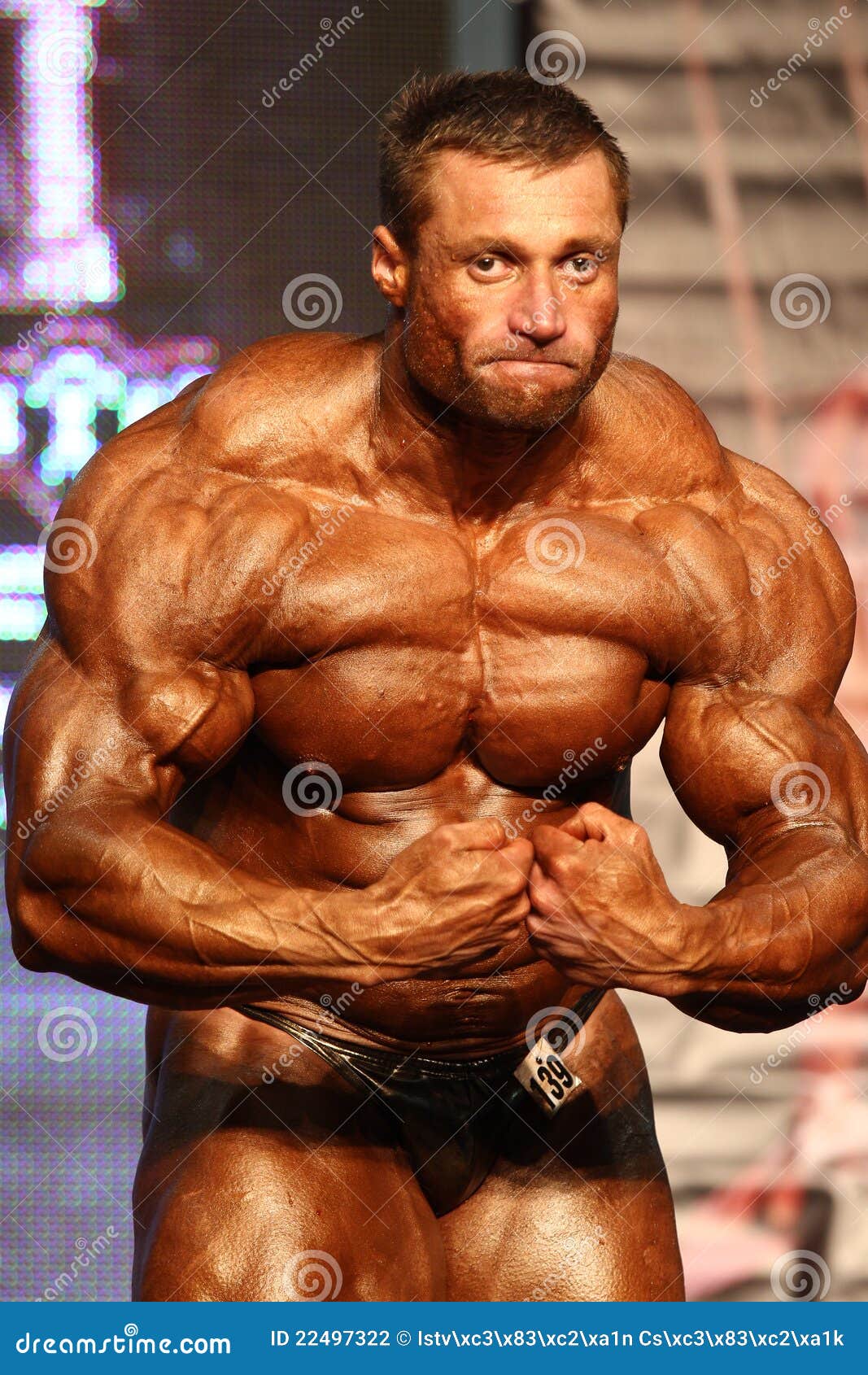 Bodybuilder redactionele fotografie. Afbeelding bestaande uit lichaam