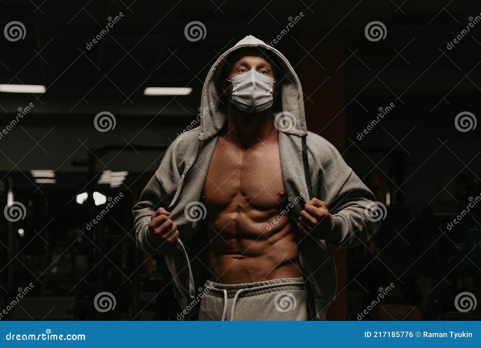 Bodybuilder Dans Une Cagoule Et Un Masque Facial Ouvre Un Sweat à Capuche  Pour Montrer Ses Abdos Photo stock - Image du abdominal, musculaire:  217185776