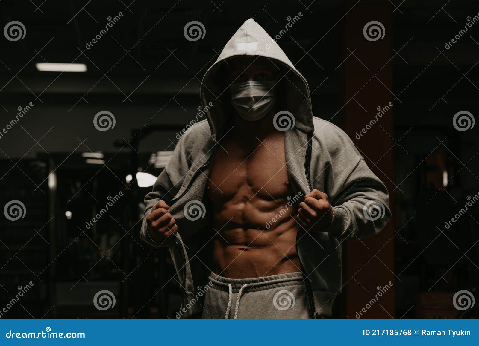 Bodybuilder Dans Une Cagoule Et Un Masque Facial Ouvre Un Sweat à Capuche  Pour Montrer Ses Abdos Photo stock - Image du coffre, caucasien: 217185768