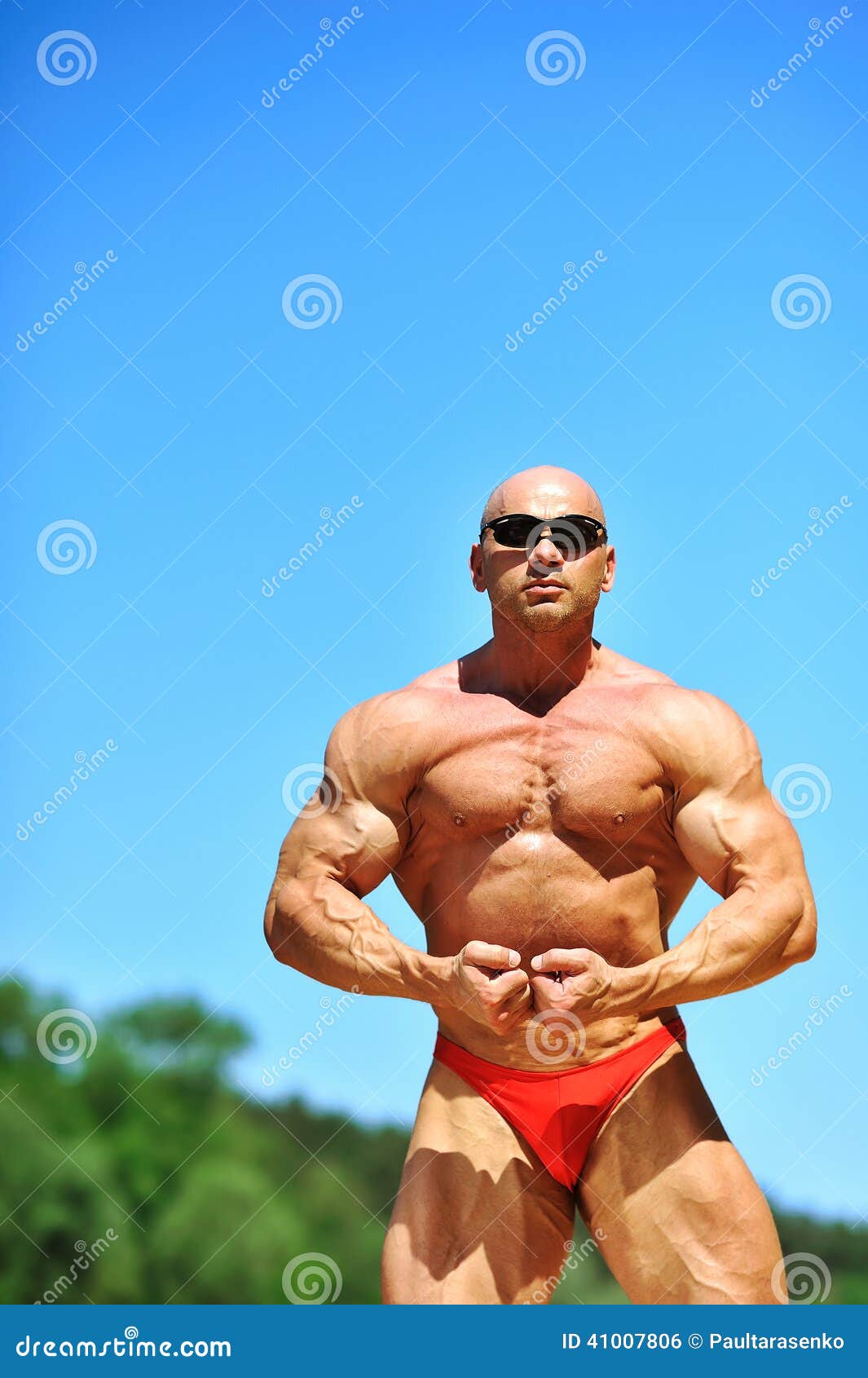 Bodybuilder flexing his abdominal muscles during a workout at an outdoor  gym Stock Photo - Alamy