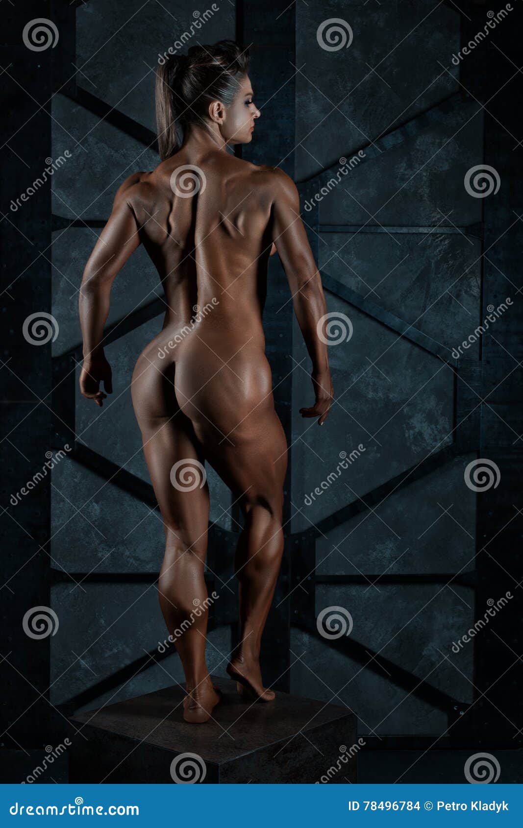 Femme culturiste nu