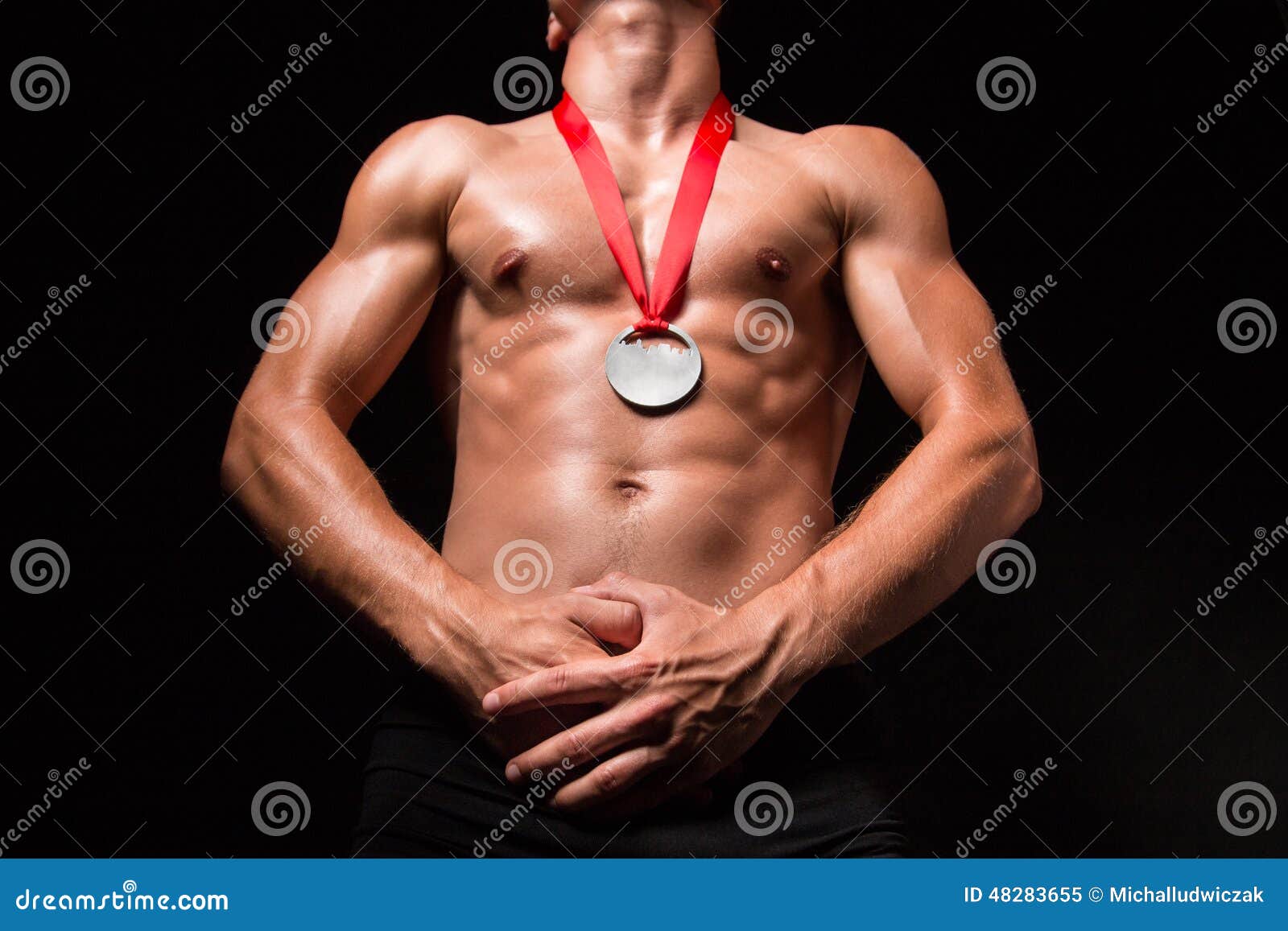 Bodybuilder με το μετάλλιο στο στήθος του