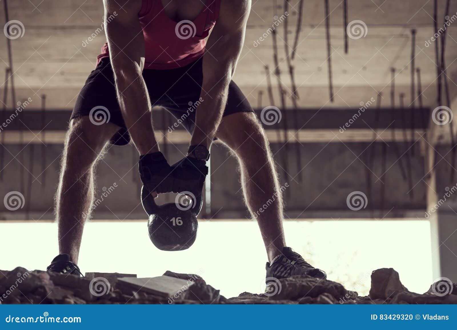 Bodybuilding foto de archivo. Imagen de activo, abandonado 83429320