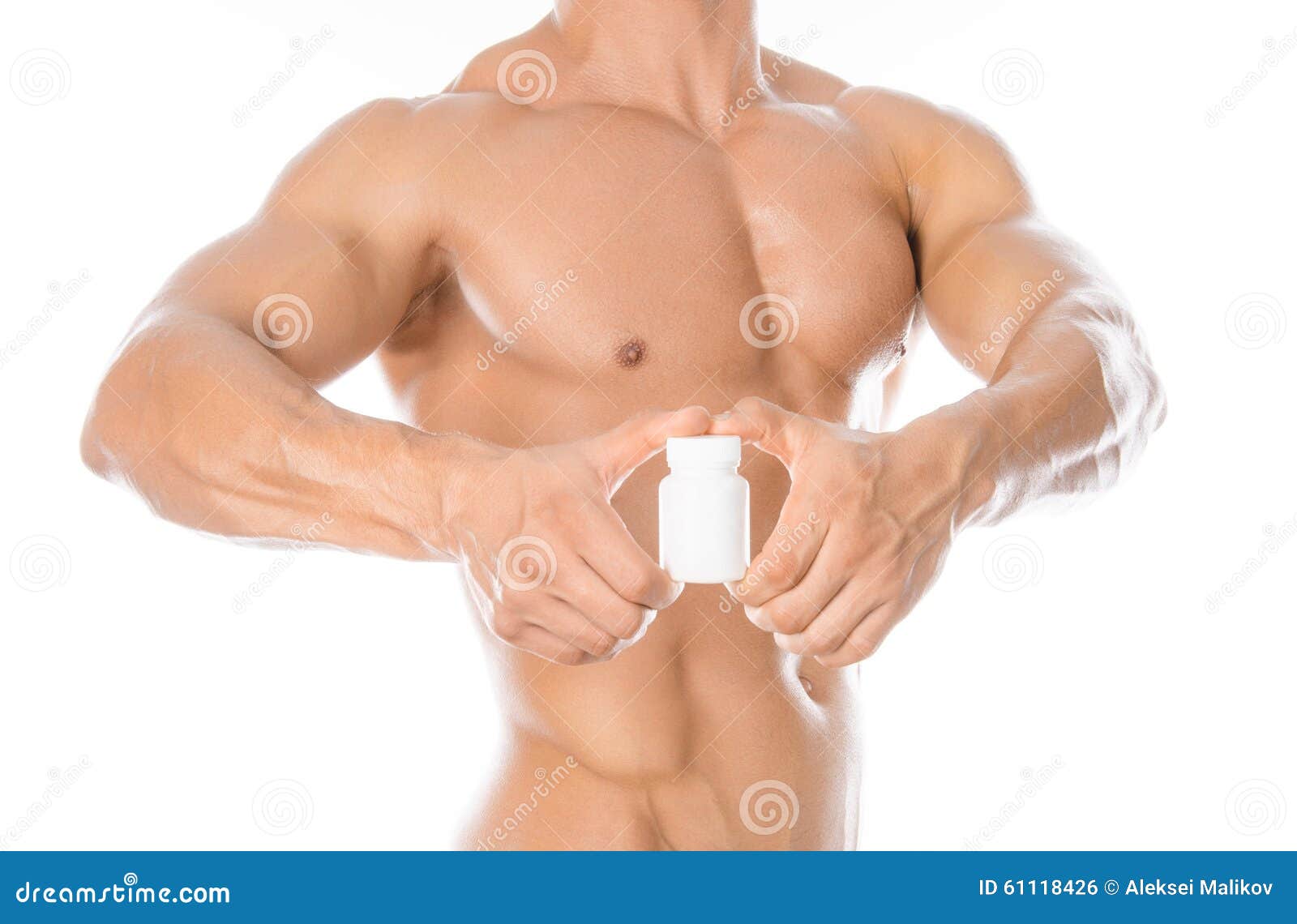 Bodybuilding και χημικές πρόσθετες ουσίες: το όμορφο ισχυρό bodybuilder που κρατά ένα άσπρο βάζο των χαπιών στο λευκό απομόνωσε το υπόβαθρο