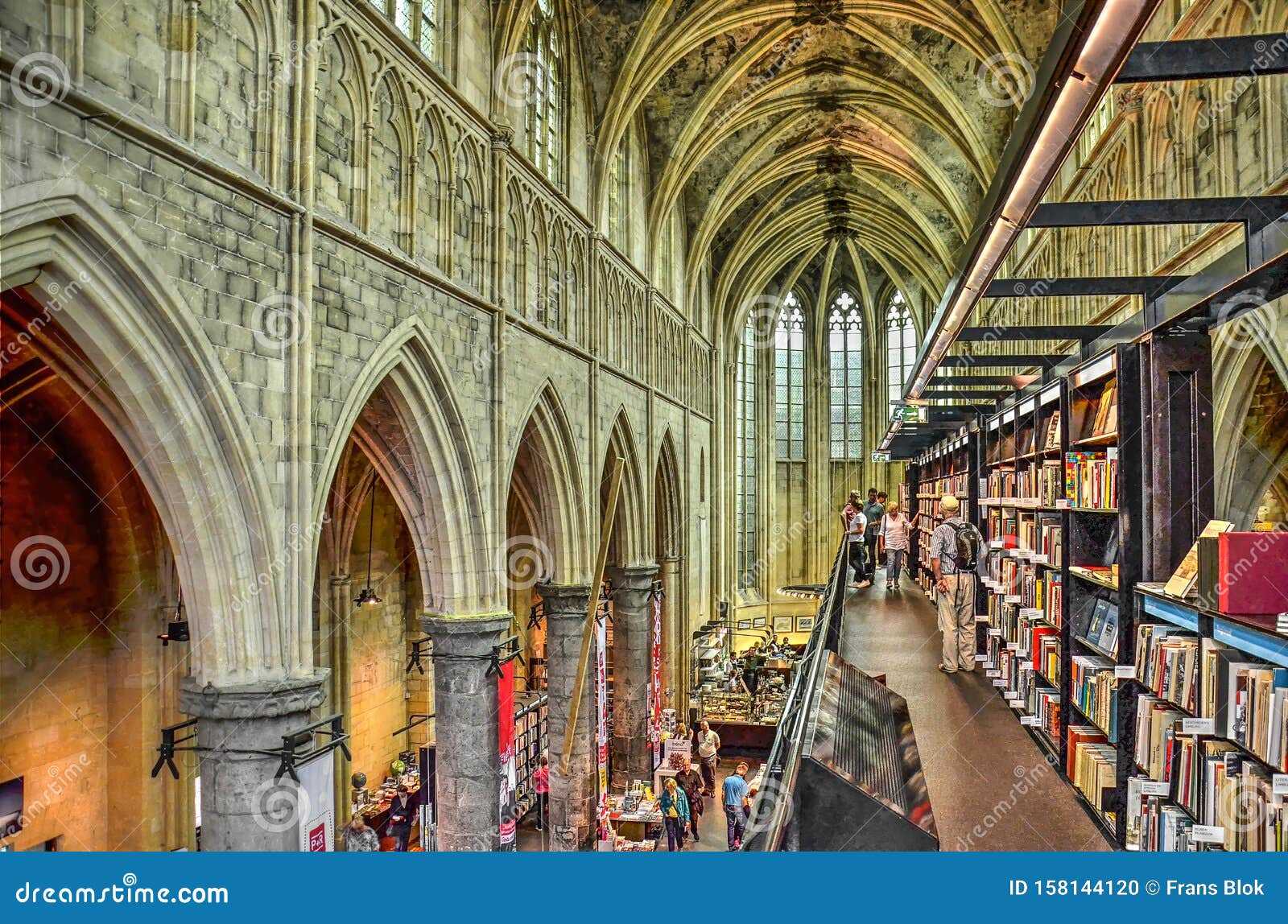 ervaring Vestiging oorlog Boekwinkel in Het Binnenland Van De Kerk Redactionele Afbeelding - Image of  boeken, kanaal: 158144120