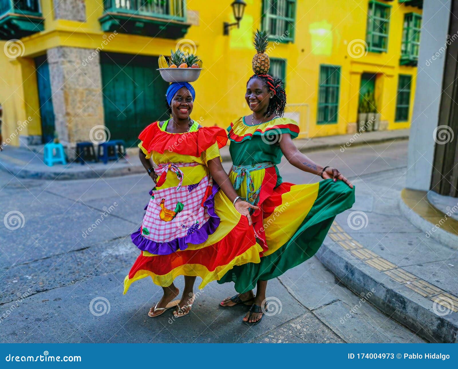 gesprek herstel stel voor Bogota Colombia November 2019 : Niet - Geïdentificeerde Mensen in Traditionele Kleding in Cartagena De Indias Colombia Redactionele Stock Foto - Image of vreugde, huis: 174004973 gesprek herstel stel voor Bogota Colombia November 2019 : Niet - Geïdentificeerde Mensen in Traditionele Kleding in Cartagena De Indias Colombia Redactionele Stock Foto - Image of vreugde, huis: 174004973