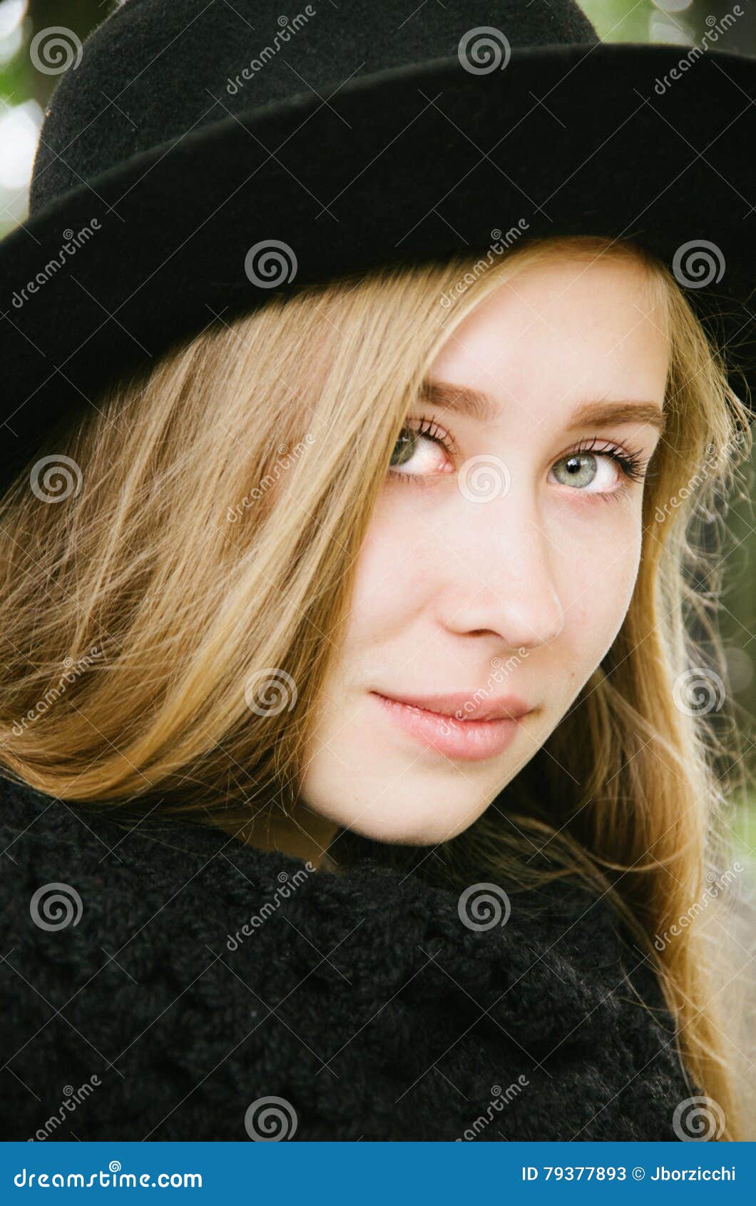 Bohemiennemeisje. Het portret van een mooi blondemeisje met Franse stijl kleedde zich in een de herfstdag