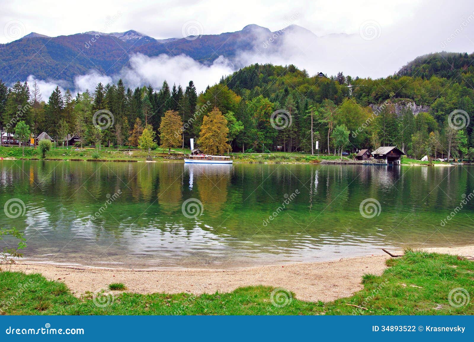 Lago Bohinj em Eslovênia central