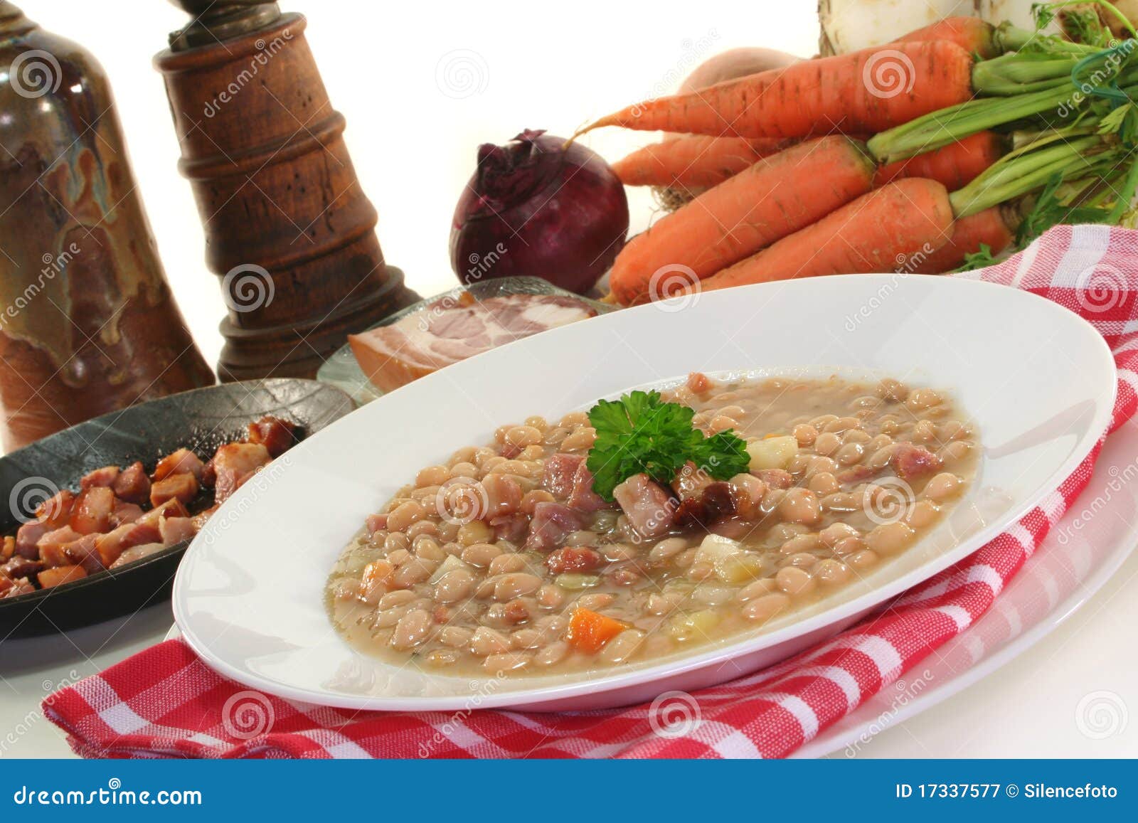 Bohnensuppe stockbild. Bild von schweinefleisch, kräuter - 17337577