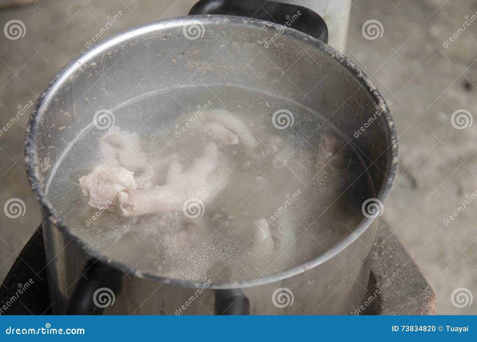 Boil Chicken Bone, Foot and Pork Bone for Cooking Soup Stock Stock