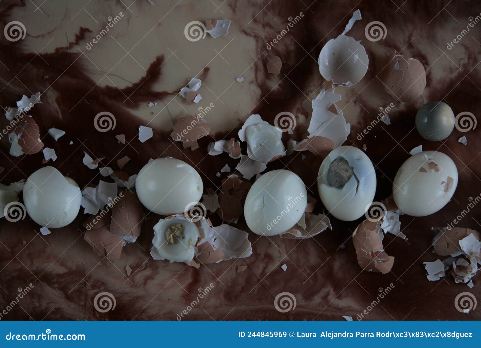 boiled and broken eggs on the counter huevos hervidos y rotos en la encimera