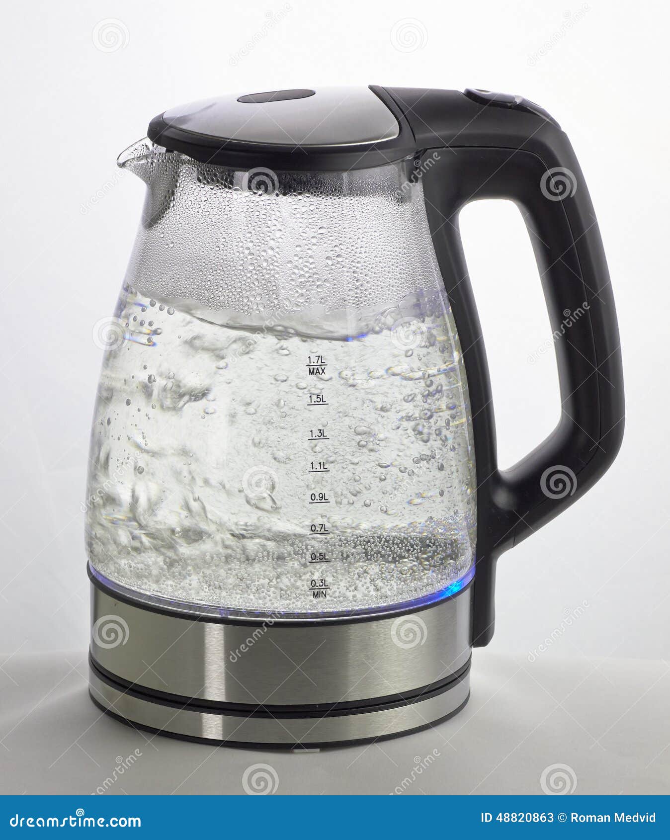 Кипяченая в чайнике вода. Электрический чайник Sutai St-2088. Чайник прозрачный с водой. Электро чайник вскипел. Чайник с кипятком.