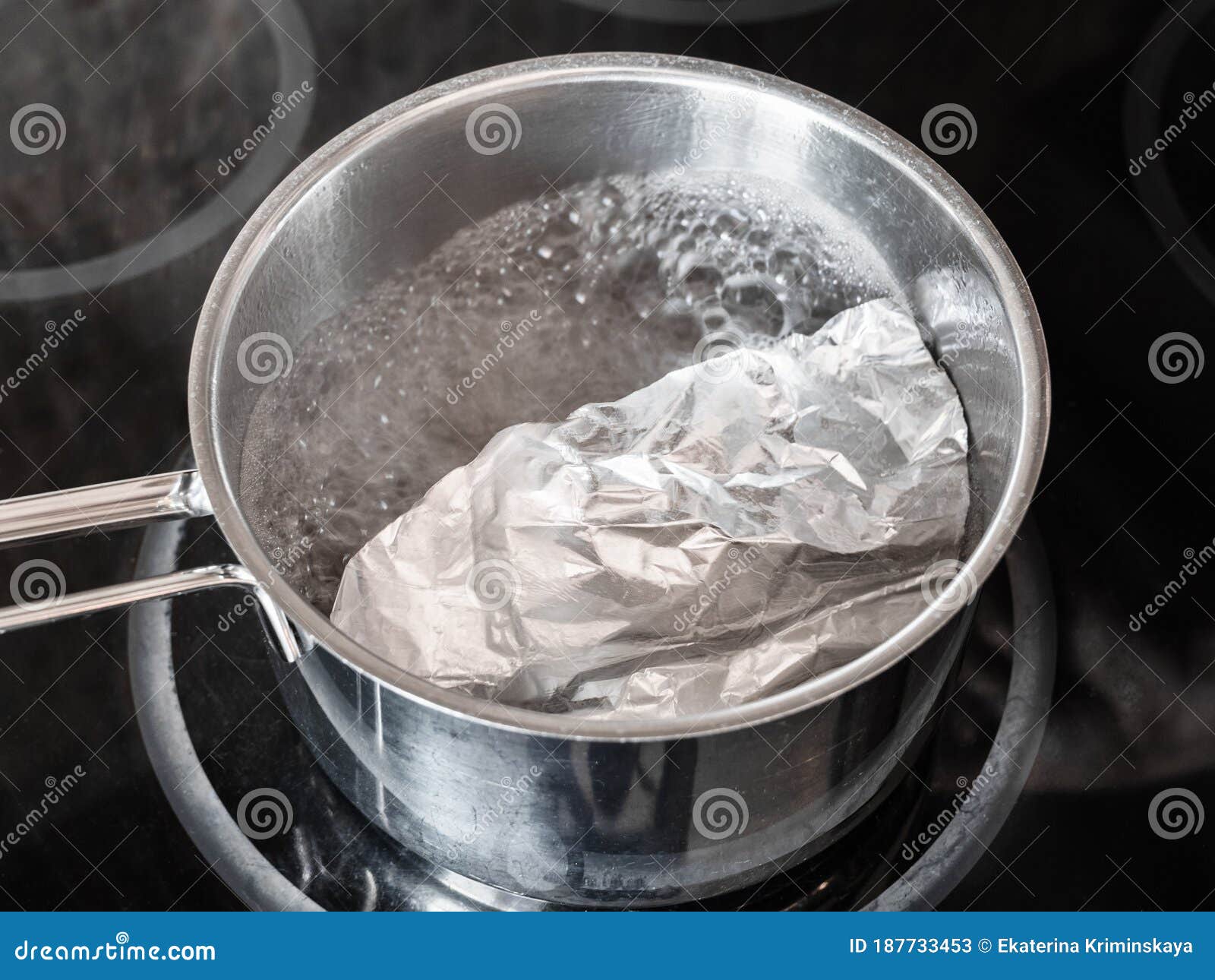 https://thumbs.dreamstime.com/z/boiling-solution-baking-soda-aluminum-foil-workshop-cleaning-tarnished-silver-water-objects-electric-stove-187733453.jpg