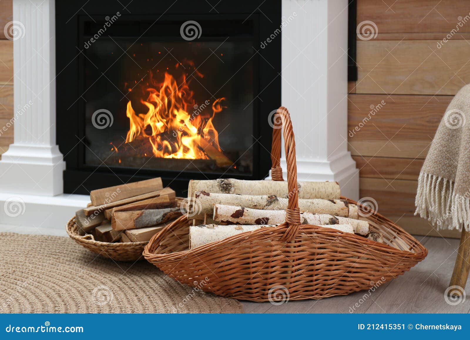 Bois De Chauffage Dans Des Paniers En Osier Près De La Cheminée à  L'intérieur Image stock - Image du paniers, décoration: 212415351