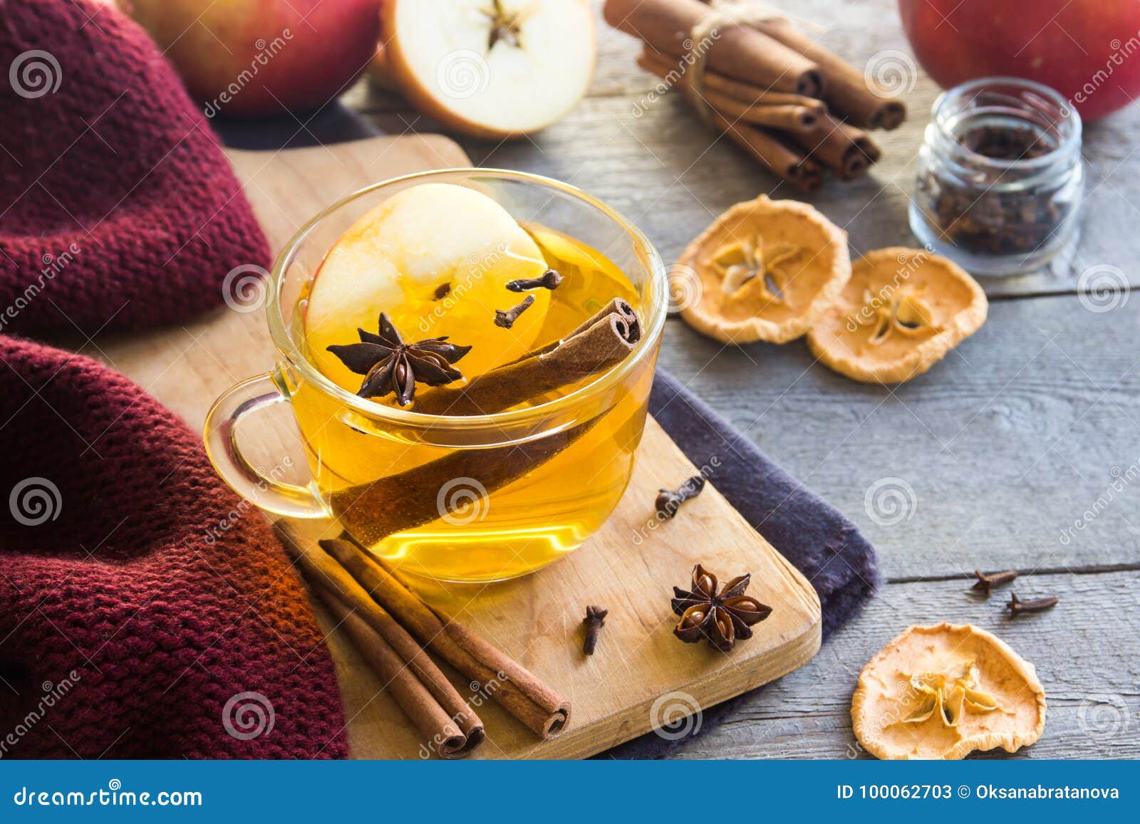 Boisson chaude avec la pomme et les épices. Thé chaud de pomme de boissons, poinçon avec le bâton de cannelle, anis d'étoile et clou de girofle Boisson chauffée saisonnière sur le fond en bois Boisson chaude avec des pommes pendant des vacances d'automne ou d'hiver