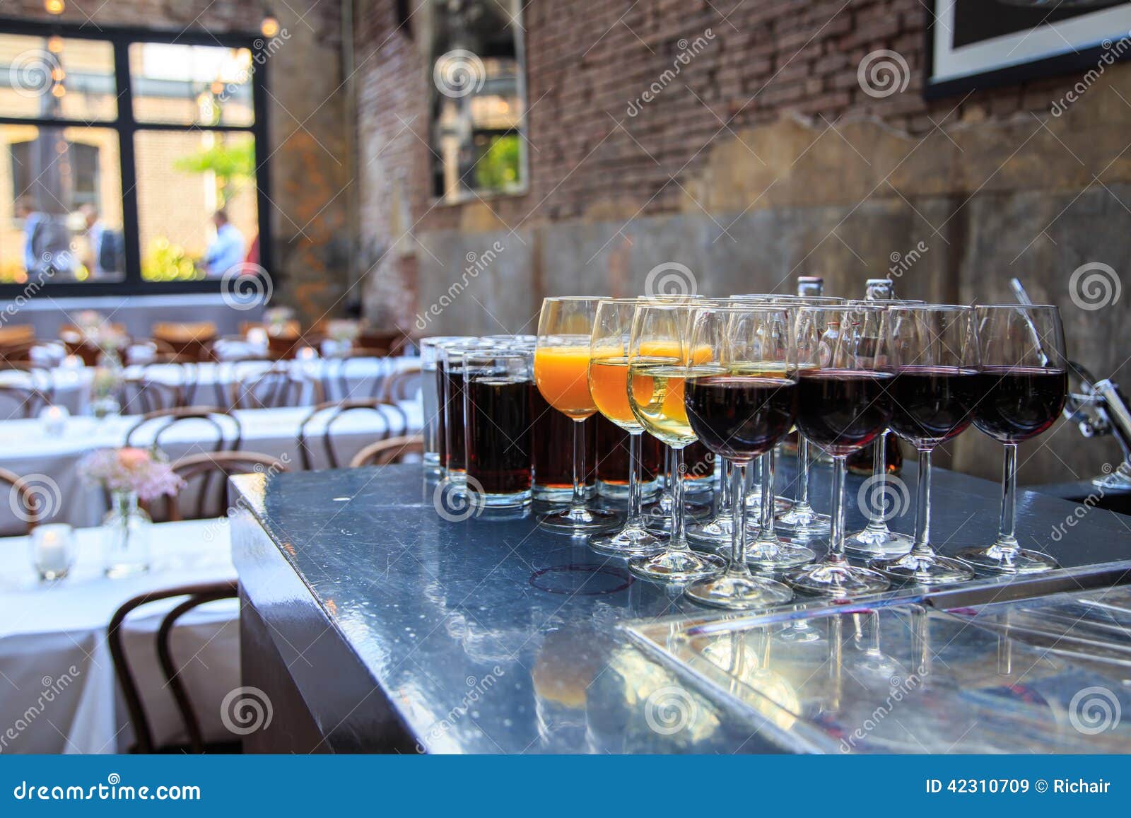 Boissons prêtes à être servi. Verres remplis sur le compteur de barre, attendant pour être servi à une partie