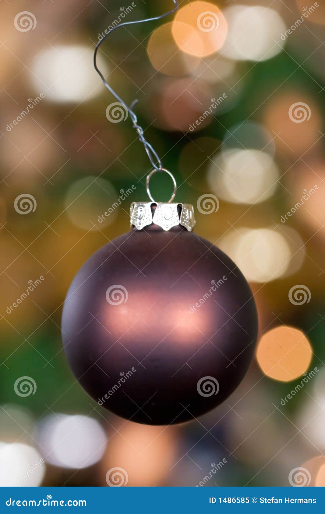 Bola 9 de Navidad. Bola de Navidad con a fuera del árbol de navidad del foco en el fondo